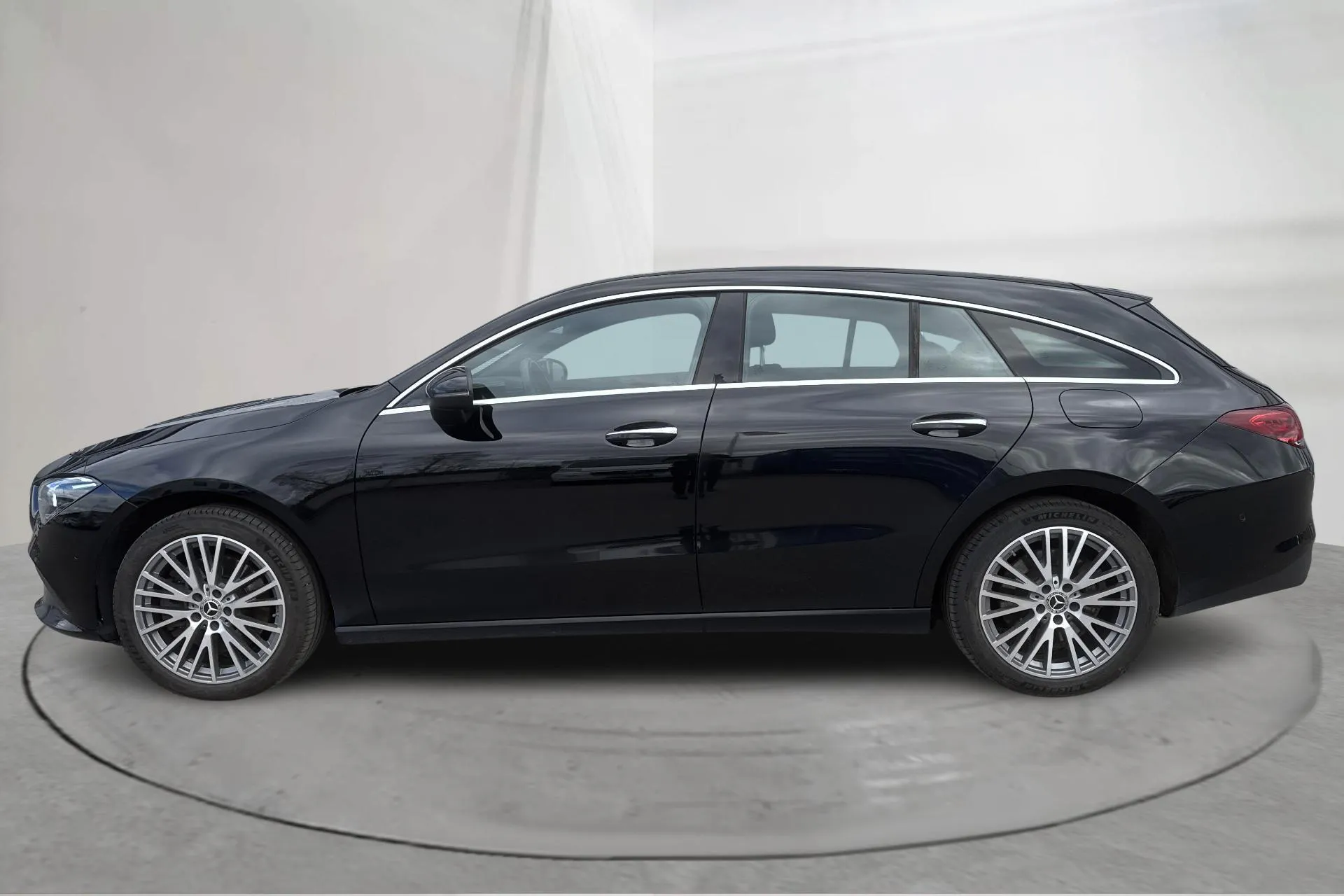 Presentationsfoto 2 av 17: Mercedes CLA 250 e Shooting Brake X118 (218hk) - 15 202 mil - Automat - svart - 2023