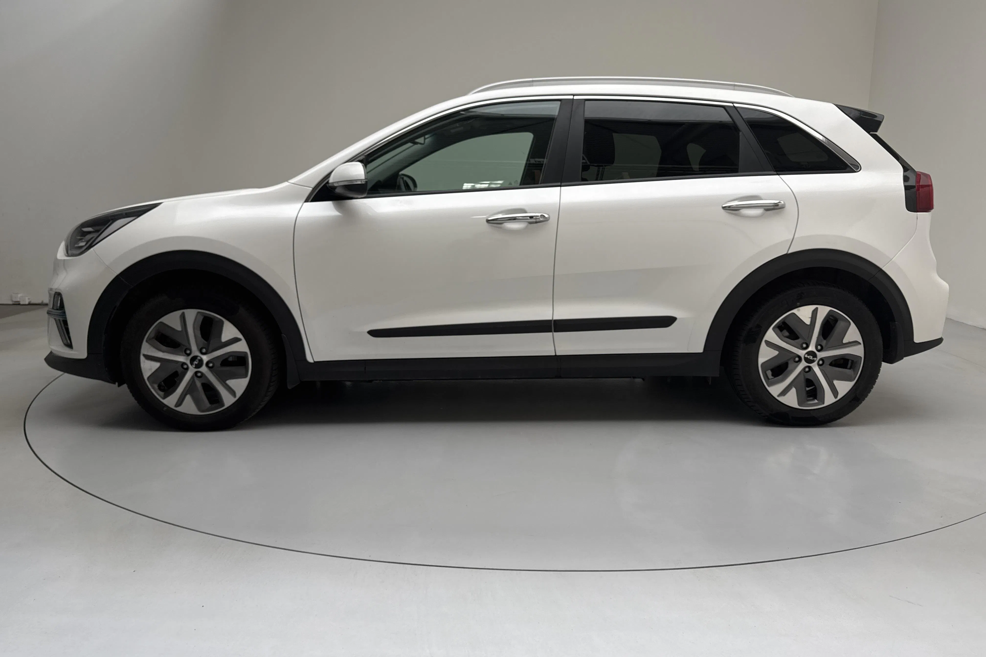 Presentationsfoto 2 av 18: KIA e-Niro 64kWh (204hk) - 12 590 mil - Automat - vit - 2019