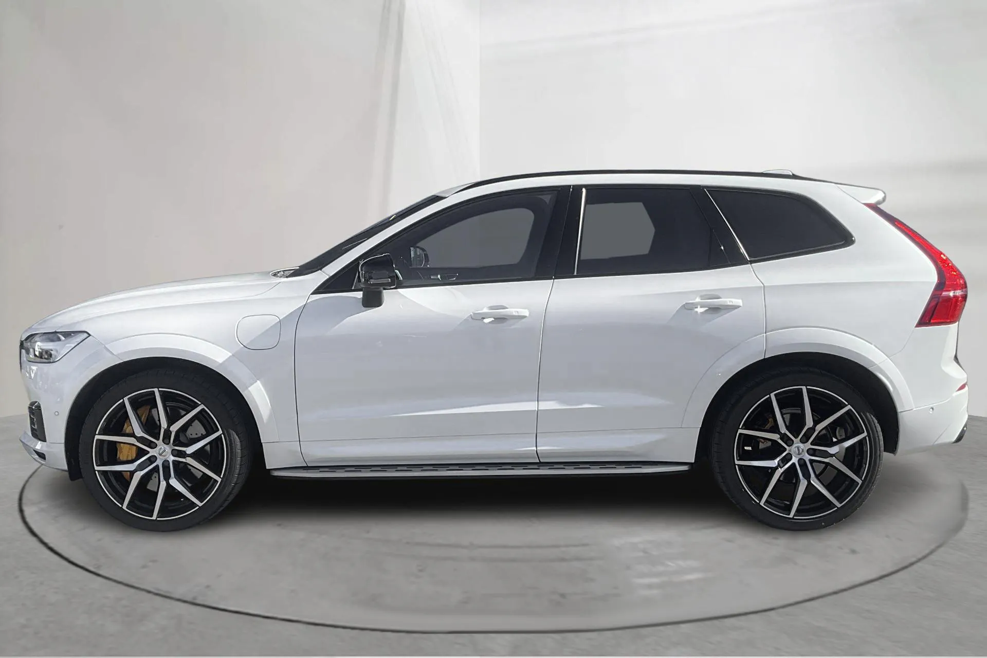 Präsentationsfoto 2 von 23: Volvo XC60 T8 AWD Recharge Polestar Engineered (405hk) - 99 880 Kilometer - Verkaufsautomat - Weiß - 2020