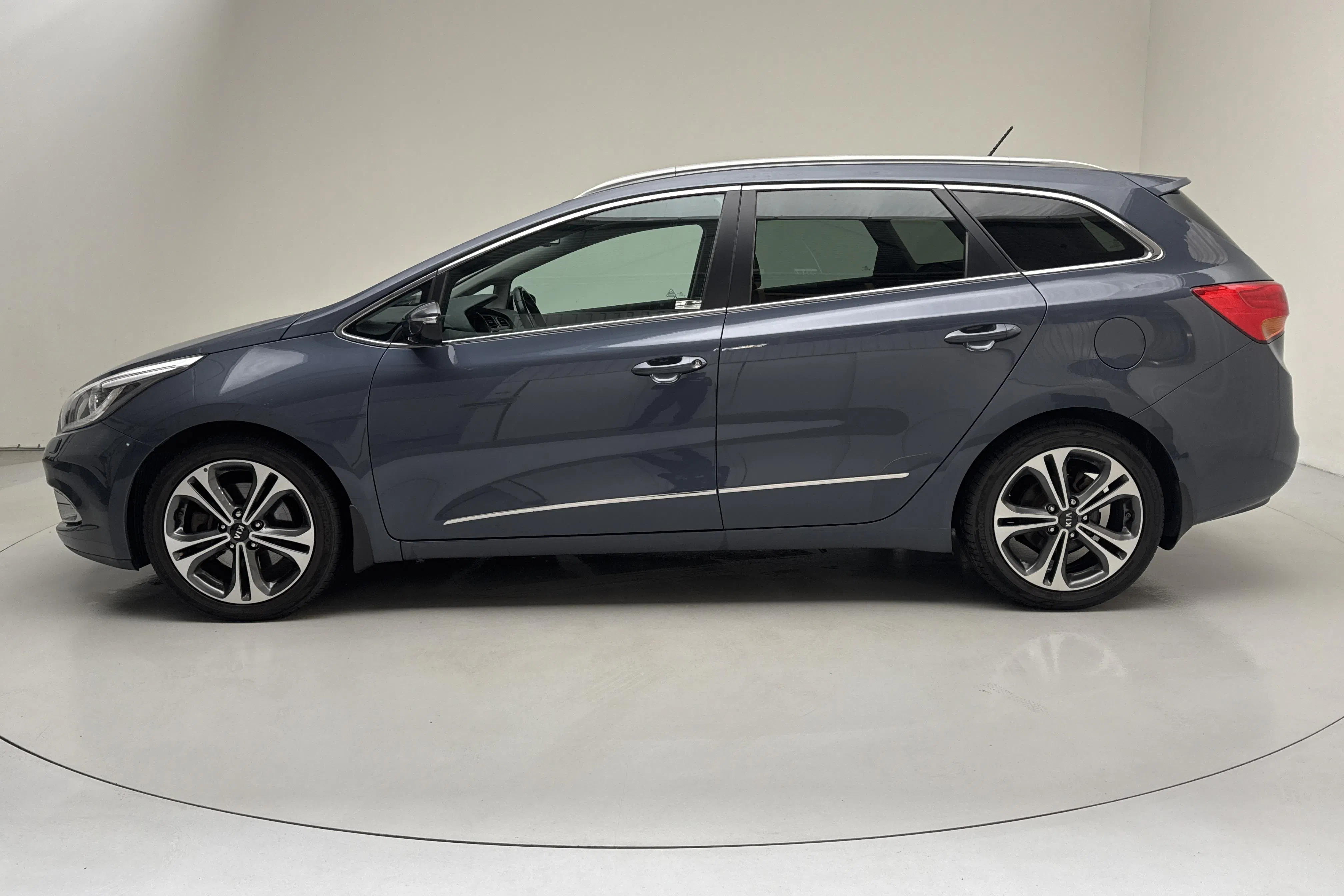 Presentationsfoto 2 av 12: KIA Cee'd 1.6 CRDi SW (128hk) - 11 626 mil - Manuell - blå - 2014