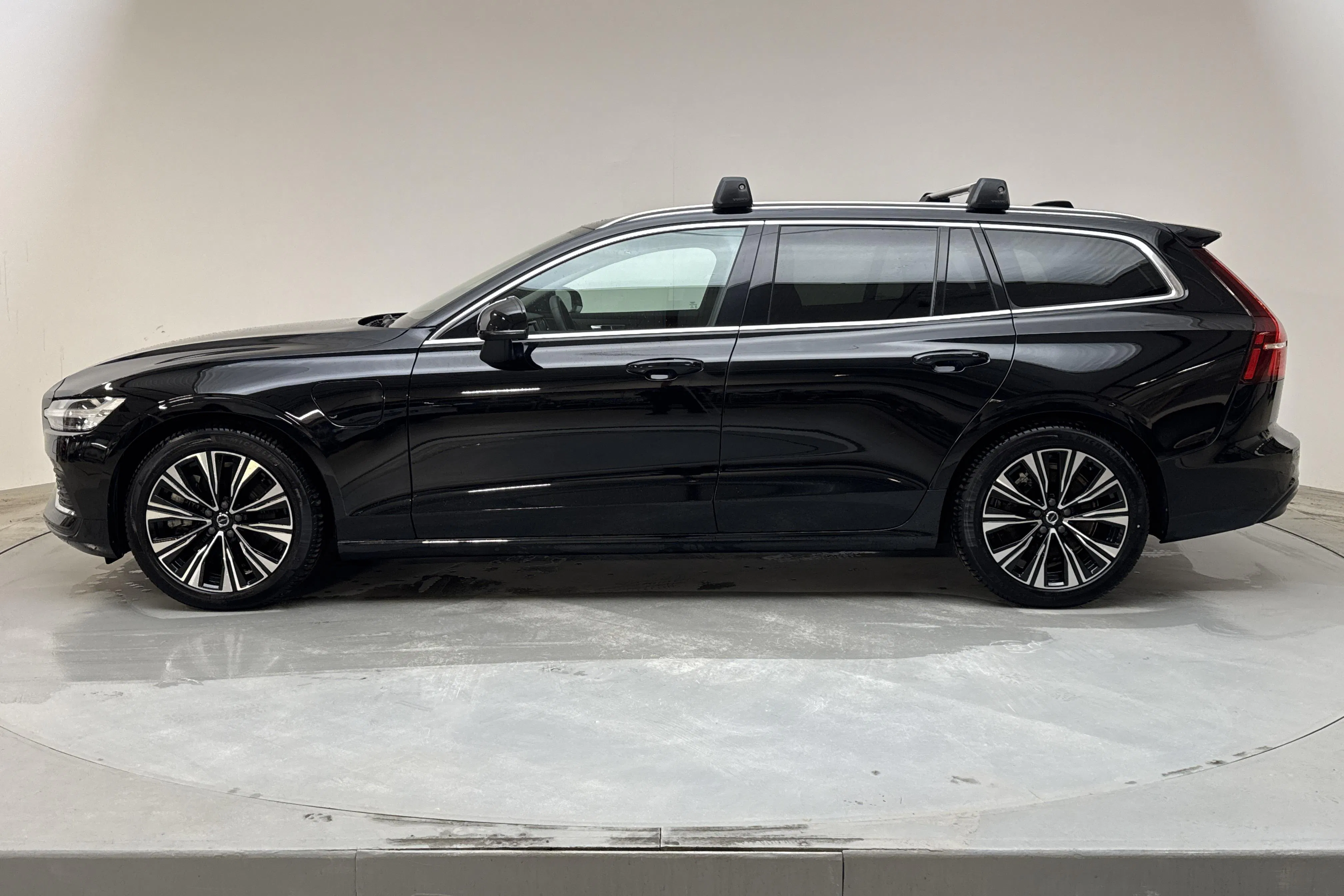 Presentationsfoto 2 av 18: Volvo V60 T6 AWD Recharge (350hk) - 4 602 mil - Automat - svart - 2023