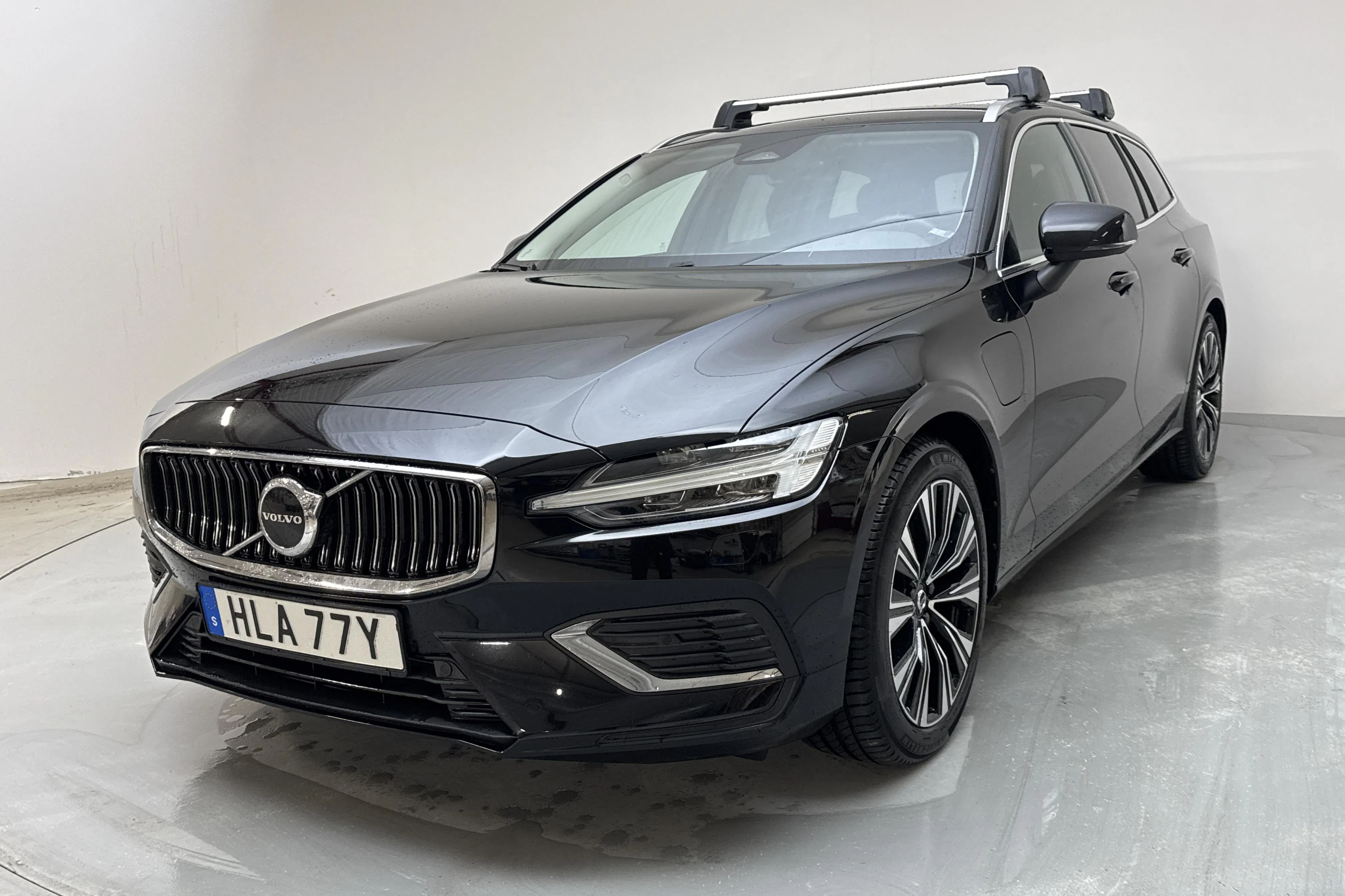 Presentationsfoto 1 av 18: Volvo V60 T6 AWD Recharge (350hk) - 4 602 mil - Automat - svart - 2023