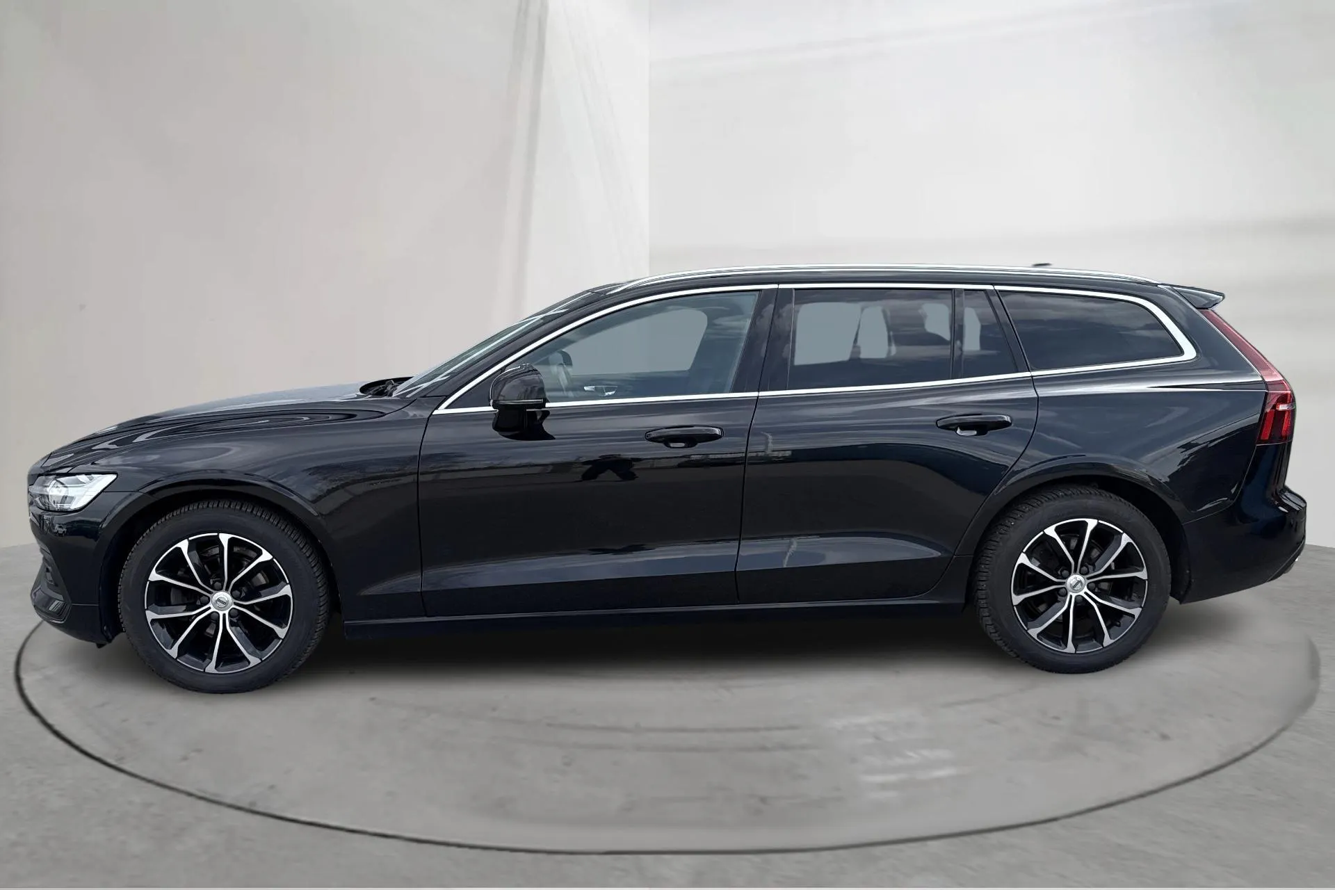 Presentationsfoto 2 av 19: Volvo V60 B4 Mildhybrid, Diesel (197hk) - 9 372 mil - Automat - svart - 2021