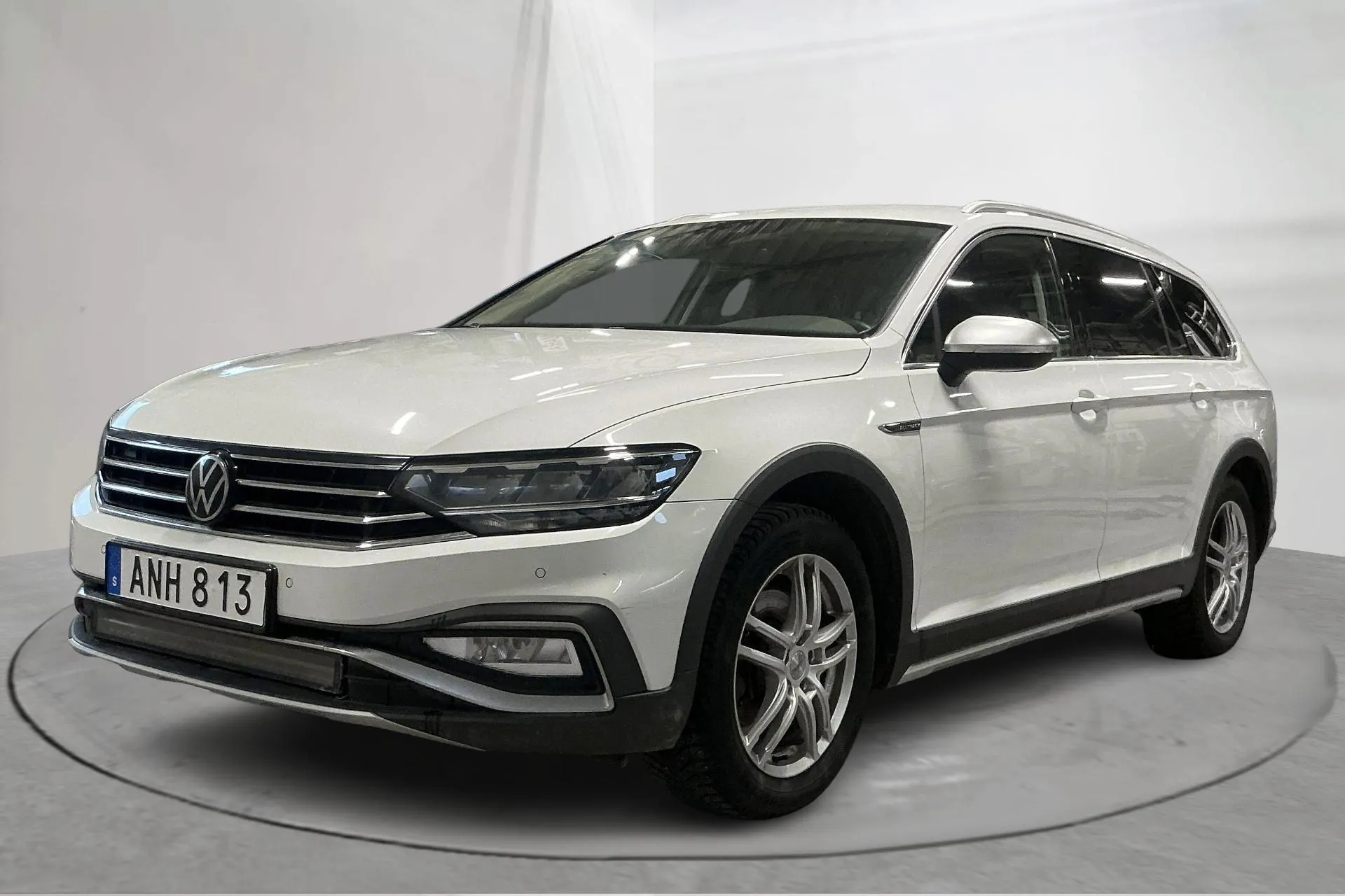 Presentationsfoto 1 av 16: VW Passat Alltrack 2.0 TDI Sportscombi 4Motion (200hk) - 13 048 mil - Automat - vit - 2024