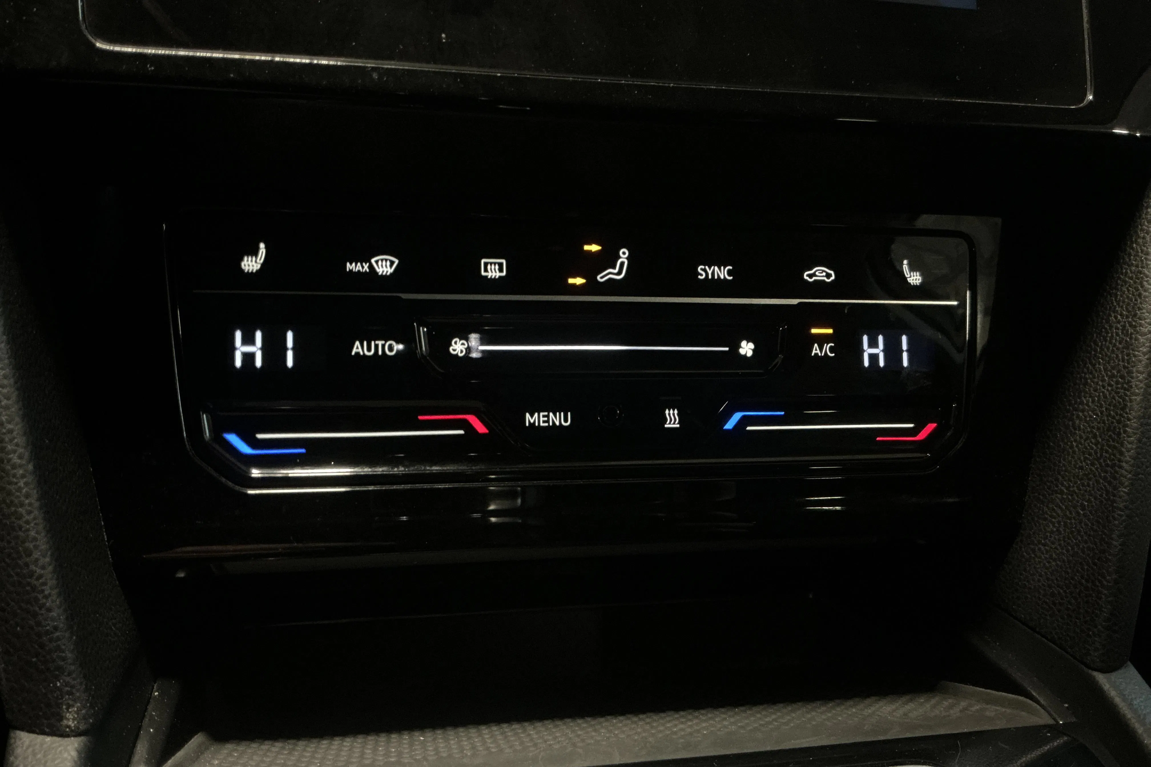 Presentationsfoto 16 av 16: VW Passat Alltrack 2.0 TDI Sportscombi 4Motion (200hk) - 13 048 mil - Automat - vit - 2024