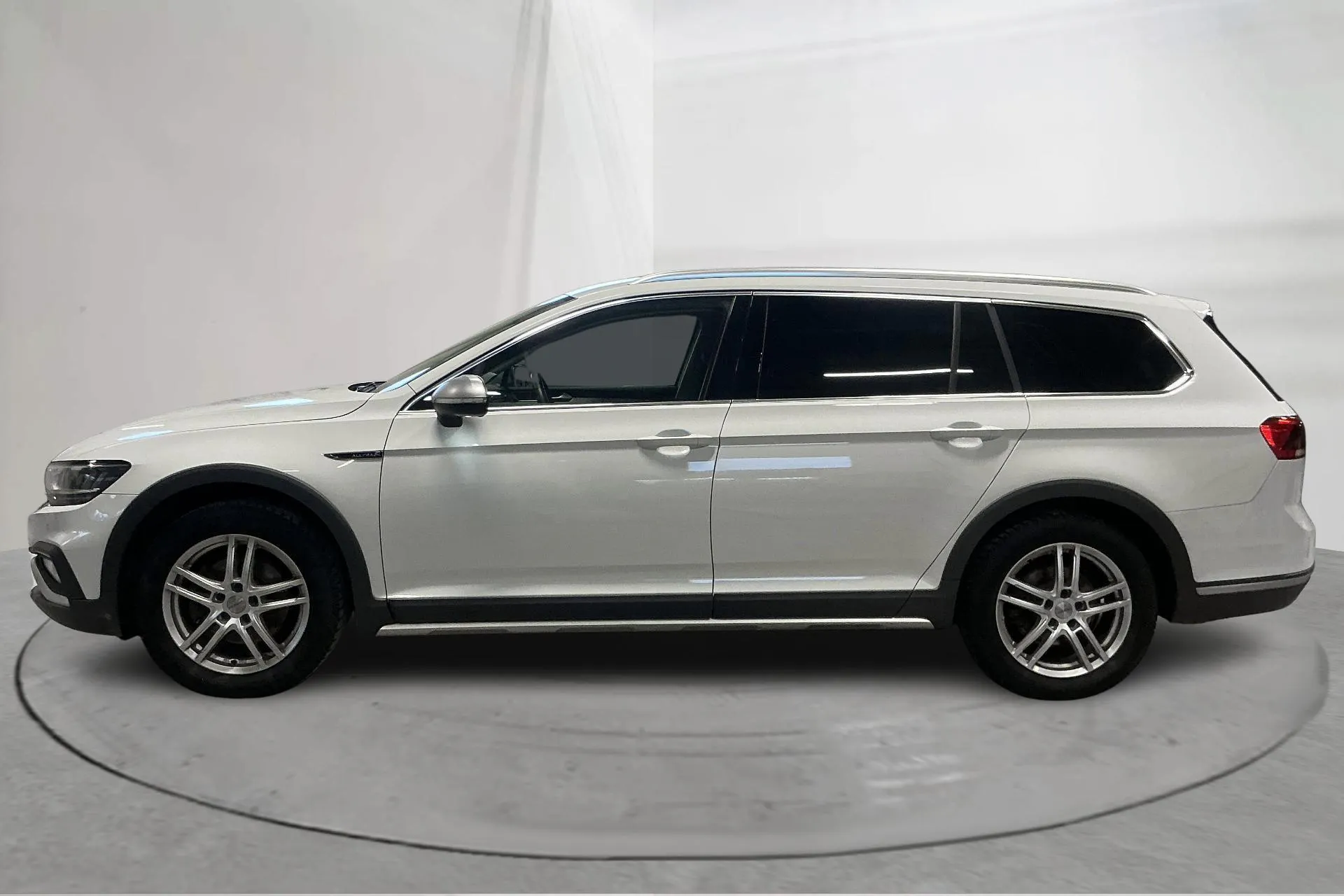 Presentationsfoto 2 av 16: VW Passat Alltrack 2.0 TDI Sportscombi 4Motion (200hk) - 13 048 mil - Automat - vit - 2024