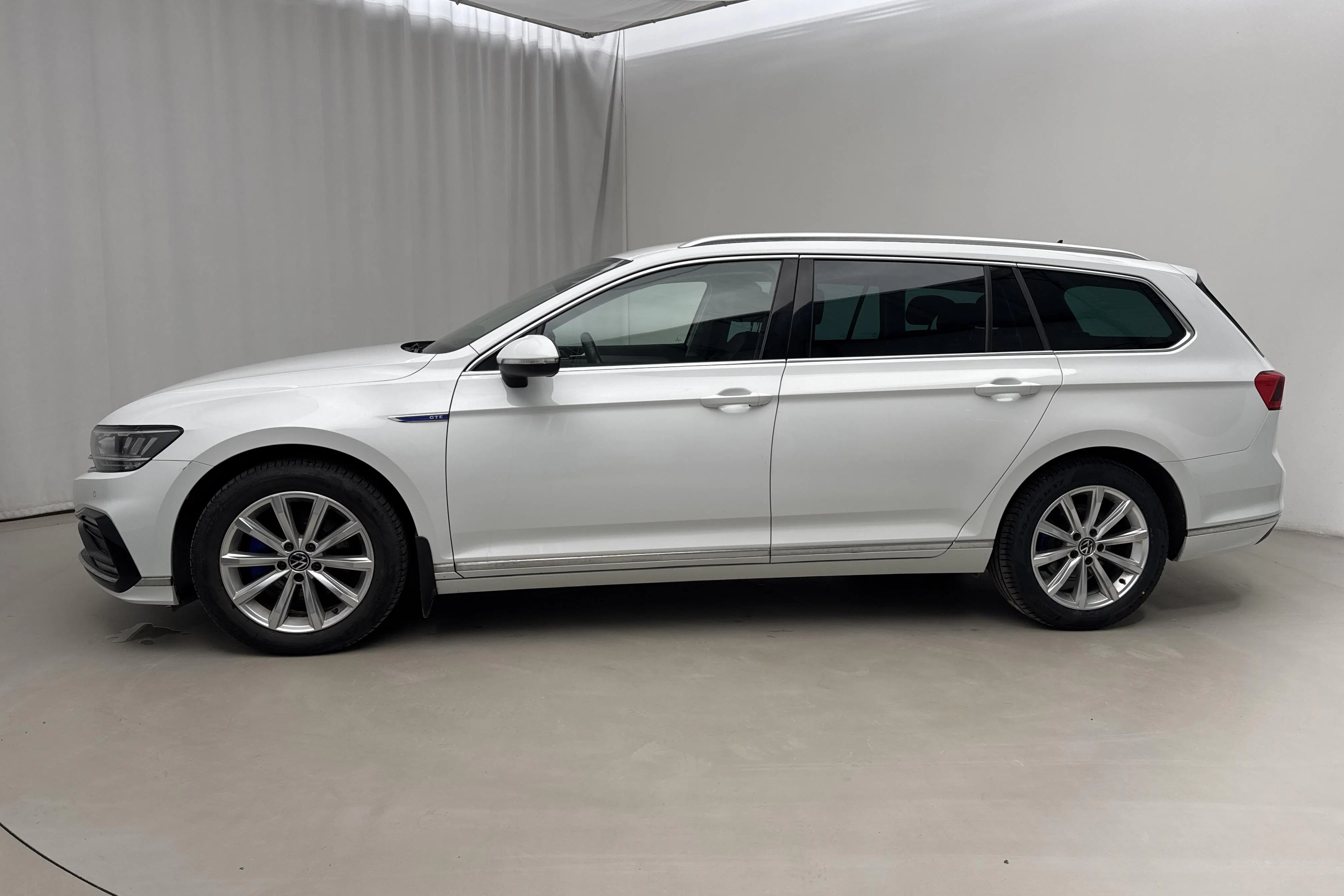 Presentationsfoto 2 av 21: VW Passat 1.4 GTE Sportscombi (218hk) - 7 609 mil - Automat - vit - 2021