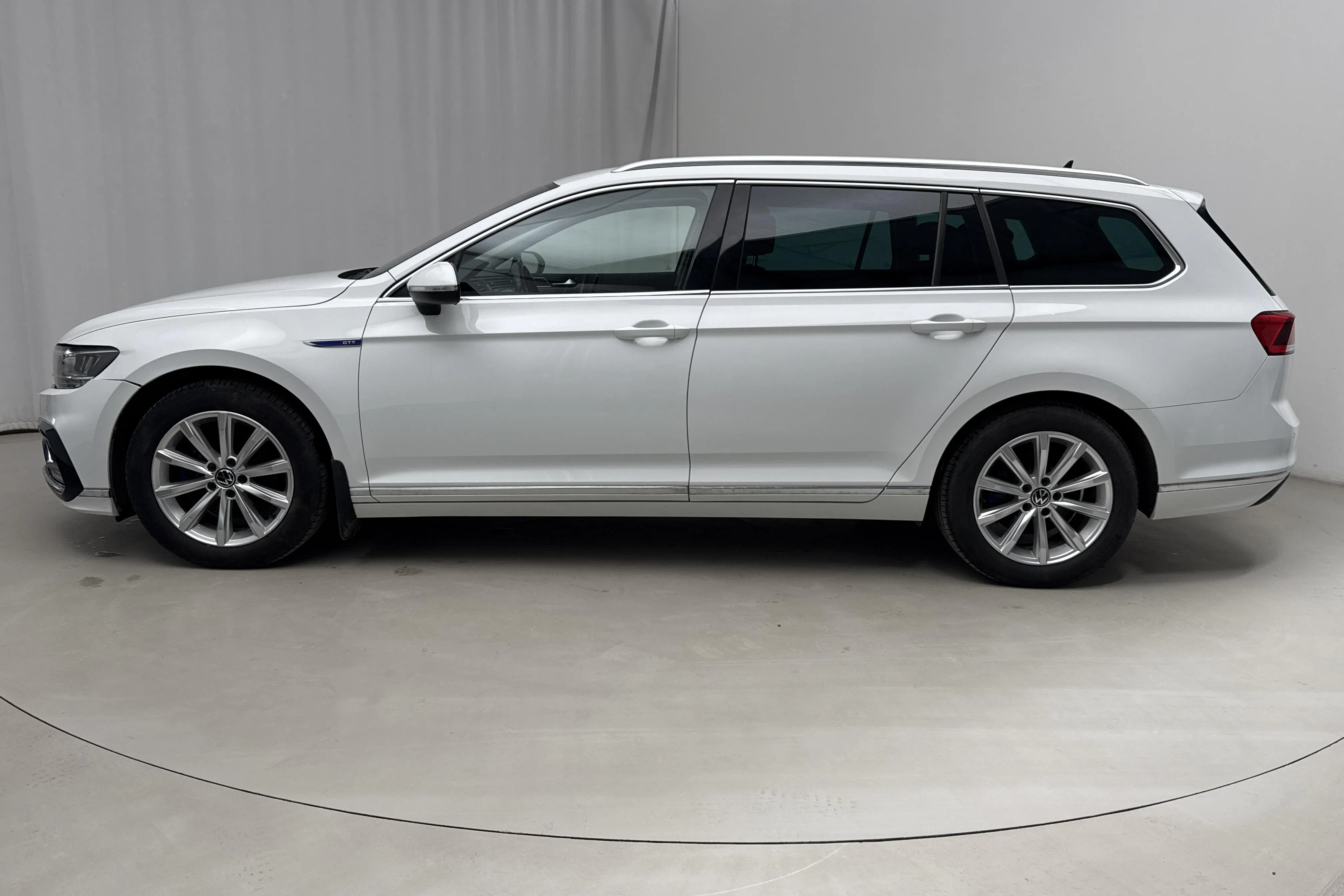 Presentationsfoto 2 av 22: VW Passat 1.4 GTE Sportscombi (218hk) - 14 917 mil - Automat - vit - 2021