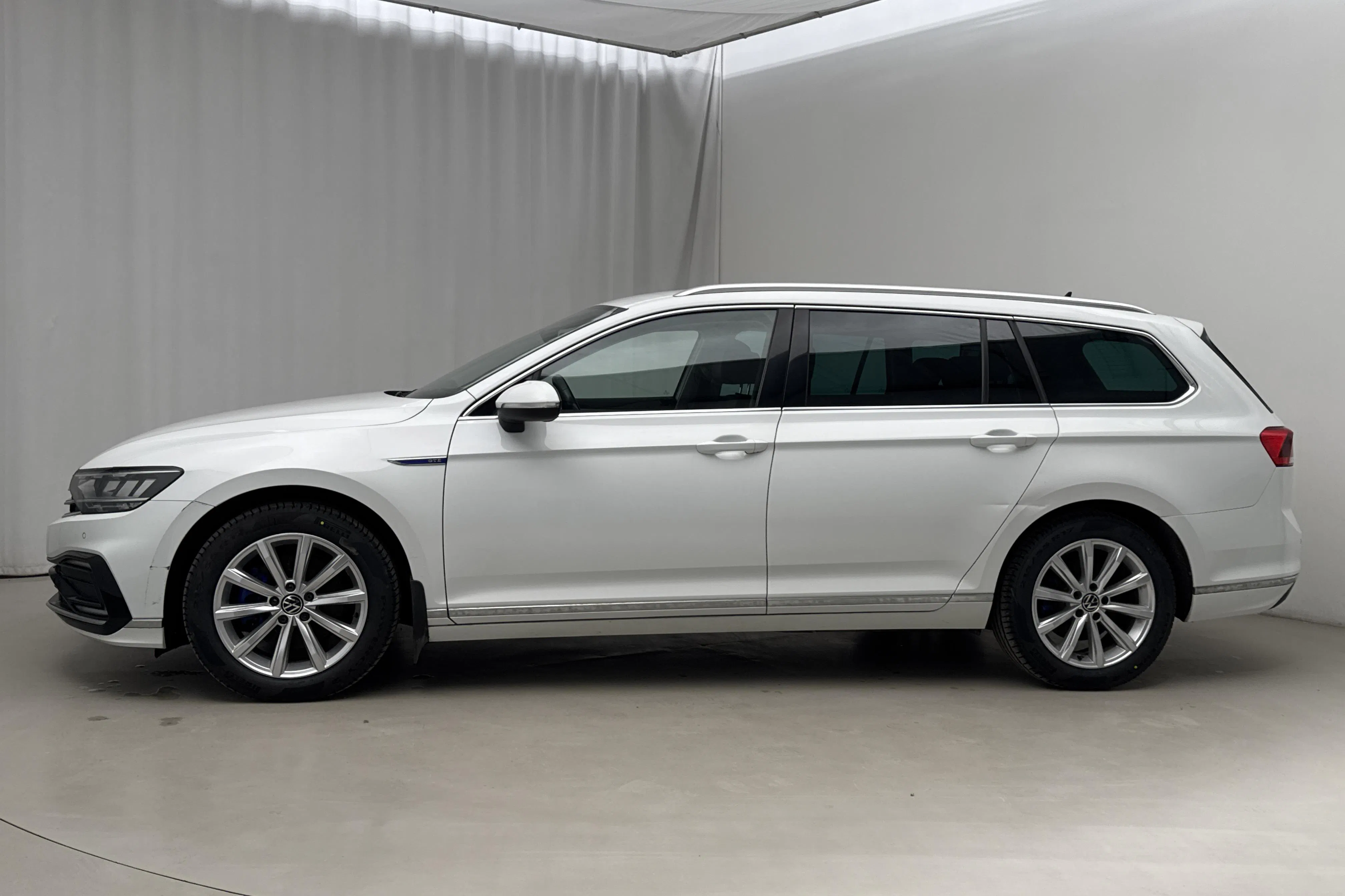 Presentationsfoto 2 av 24: VW Passat 1.4 GTE Sportscombi (218hk) - 15 730 mil - Automat - vit - 2021