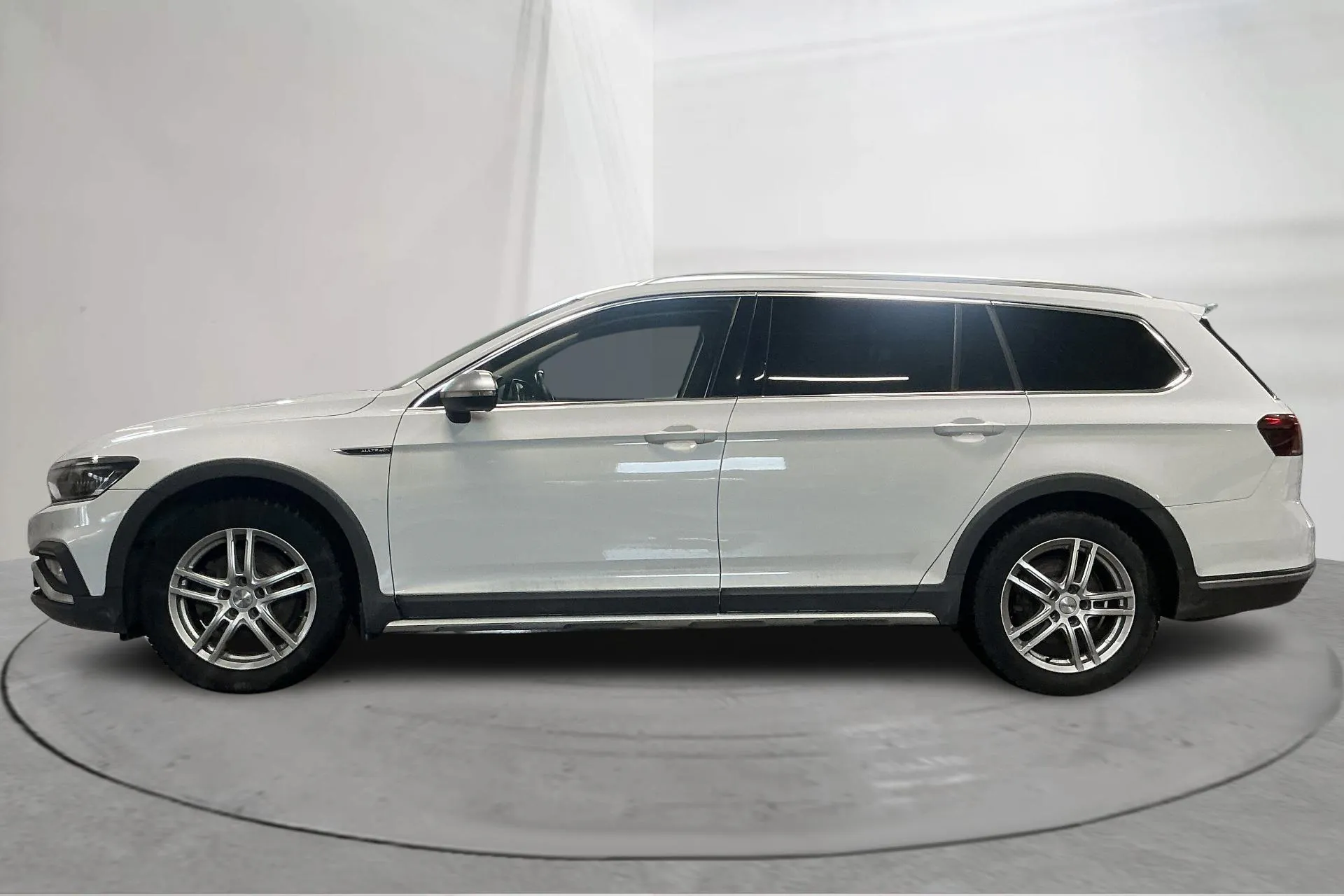 Presentationsfoto 2 av 17: VW Passat Alltrack 2.0 TDI Sportscombi 4Motion (200hk) - 14 317 mil - Automat - vit - 2024