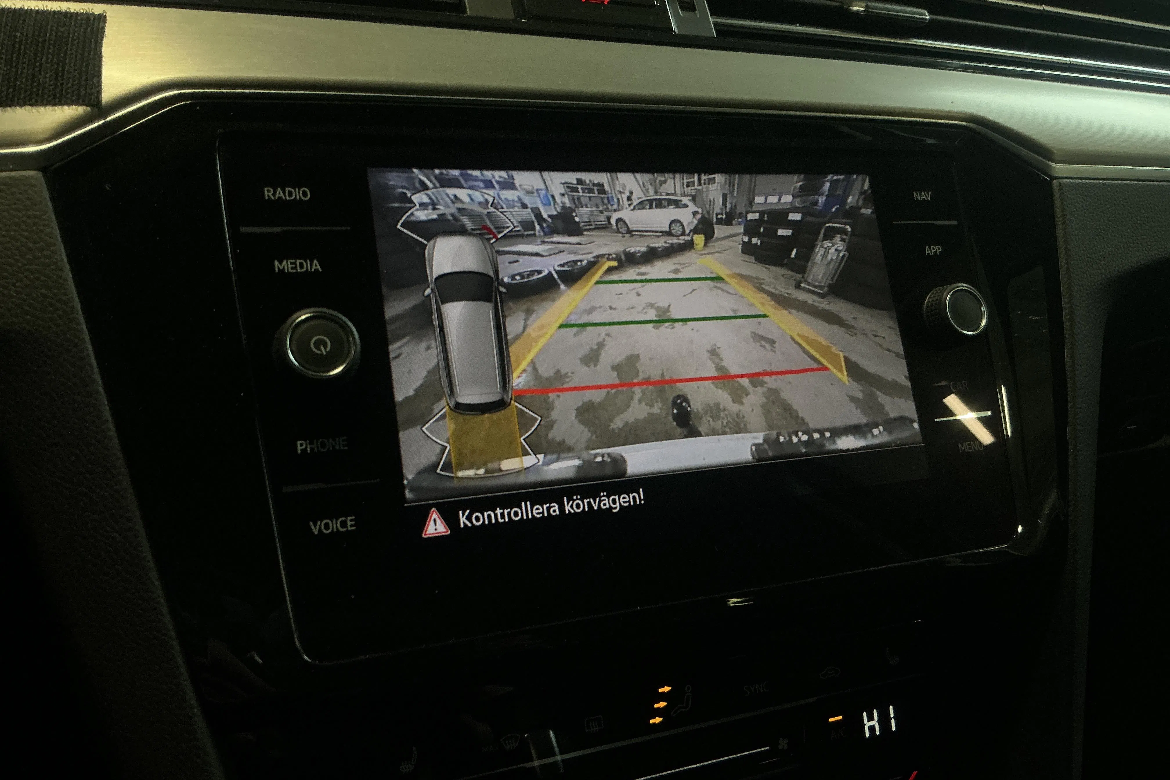 Presentationsfoto 17 av 17: VW Passat Alltrack 2.0 TDI Sportscombi 4Motion (200hk) - 14 317 mil - Automat - vit - 2024