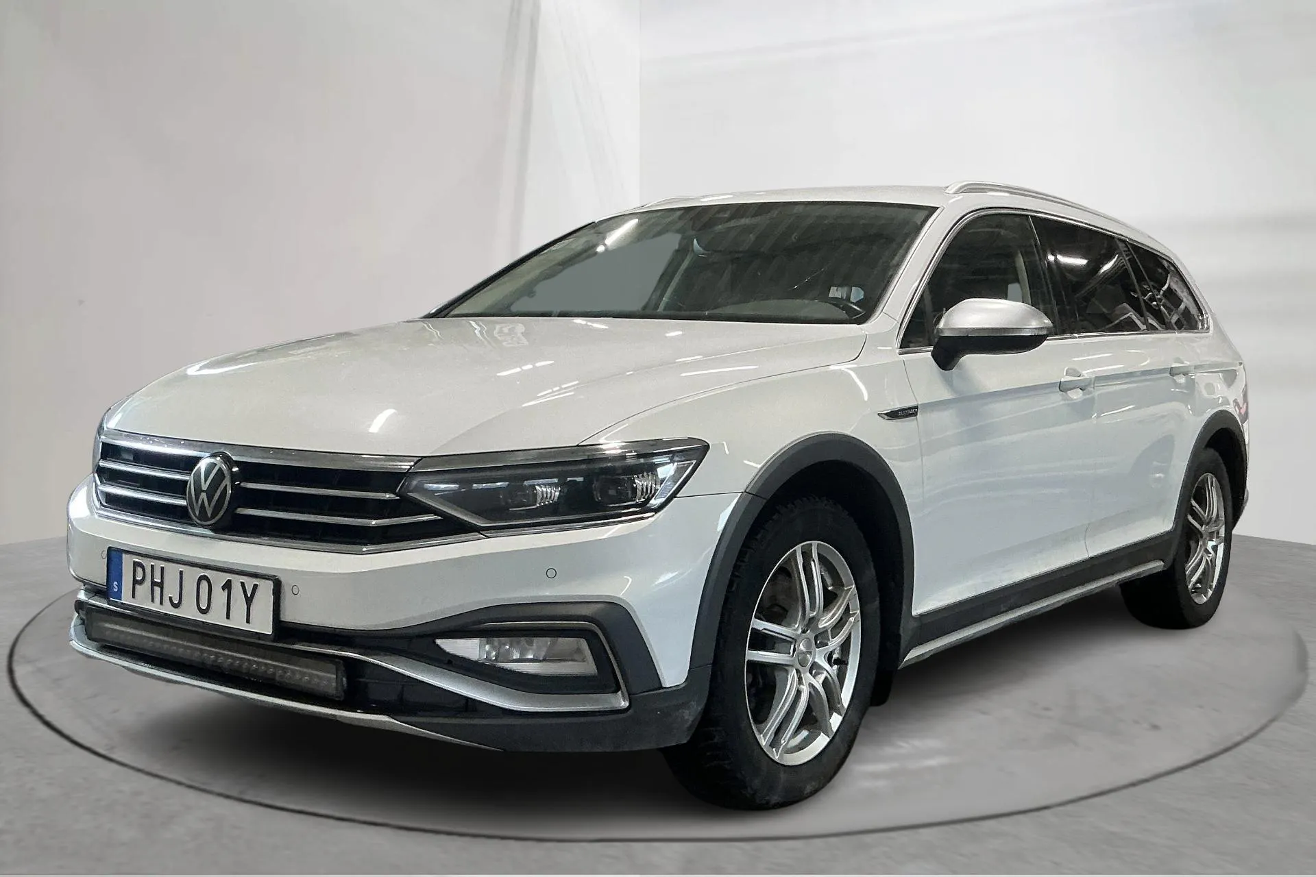 Presentationsfoto 1 av 17: VW Passat Alltrack 2.0 TDI Sportscombi 4Motion (200hk) - 14 317 mil - Automat - vit - 2024