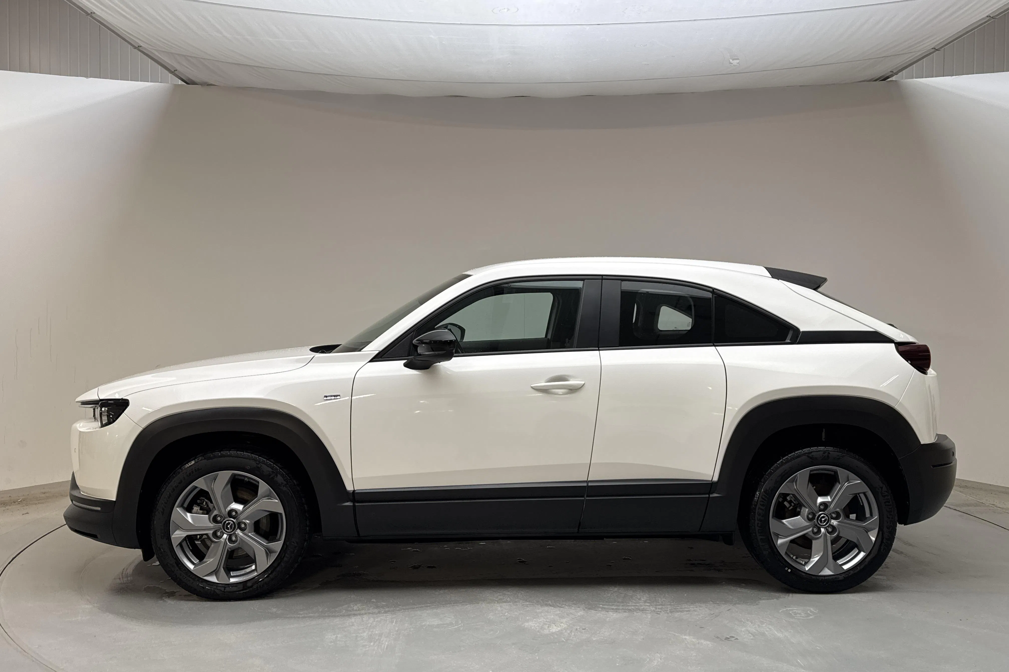 Presentationsfoto 2 av 15: Mazda MX-30 e-Skyactiv (145hk) - 5 918 mil - Automat - vit - 2023