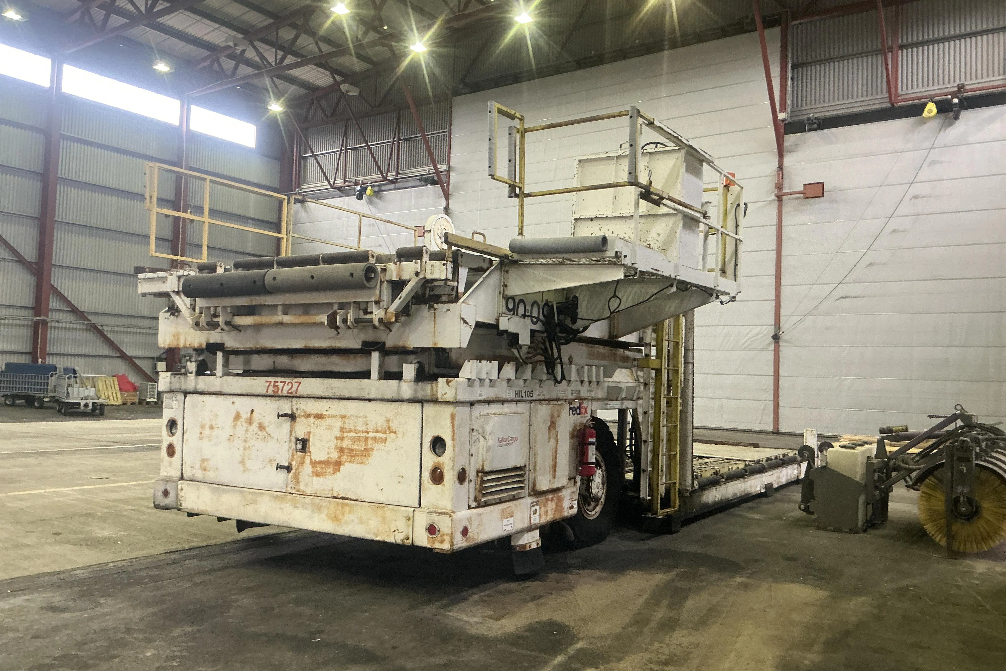 Presentation photo 1 of 28: FMC MDL-40 Main-Deck-Loader -  - Automatic - 1989