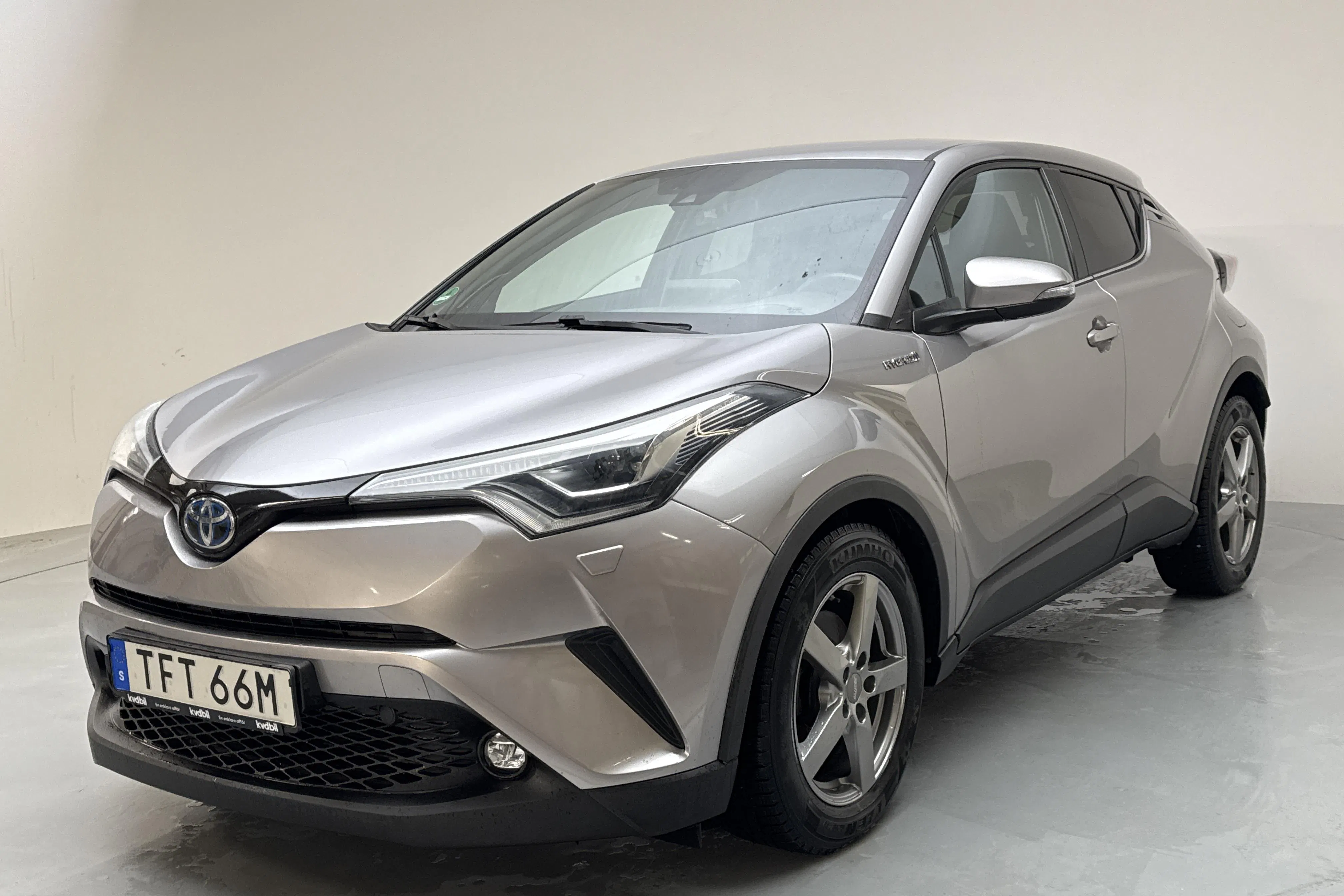 Presentationsfoto 1 av 14: Toyota C-HR 1.8 HSD (122hk) - 7 541 mil - Automat - Dark Grey - 2019