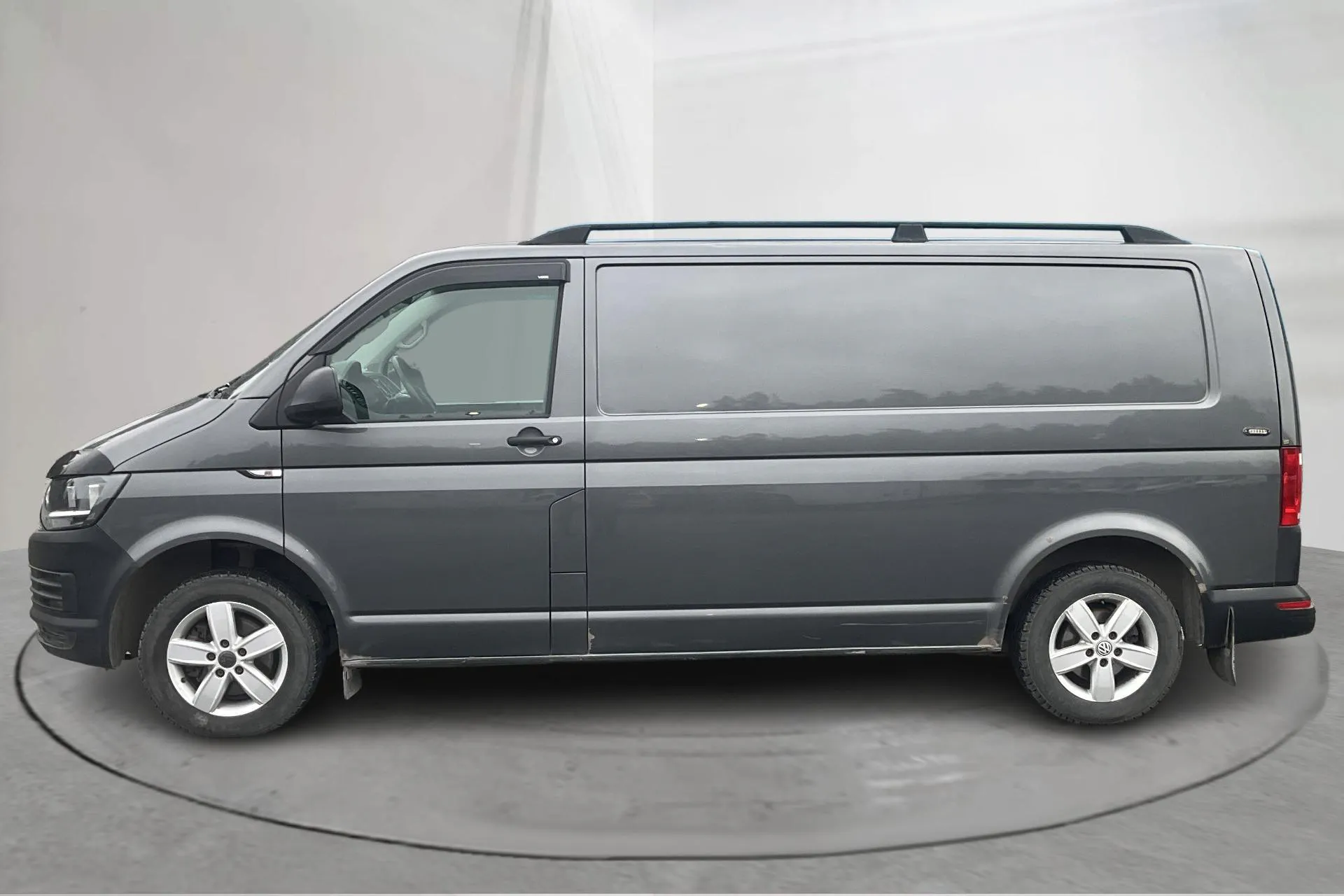 Presentation photo 2 of 13: VW Transporter T6 2.0 TDI BMT Skåp 4MOTION (150hk) - 208 210 km - Automatic - gray - 2018