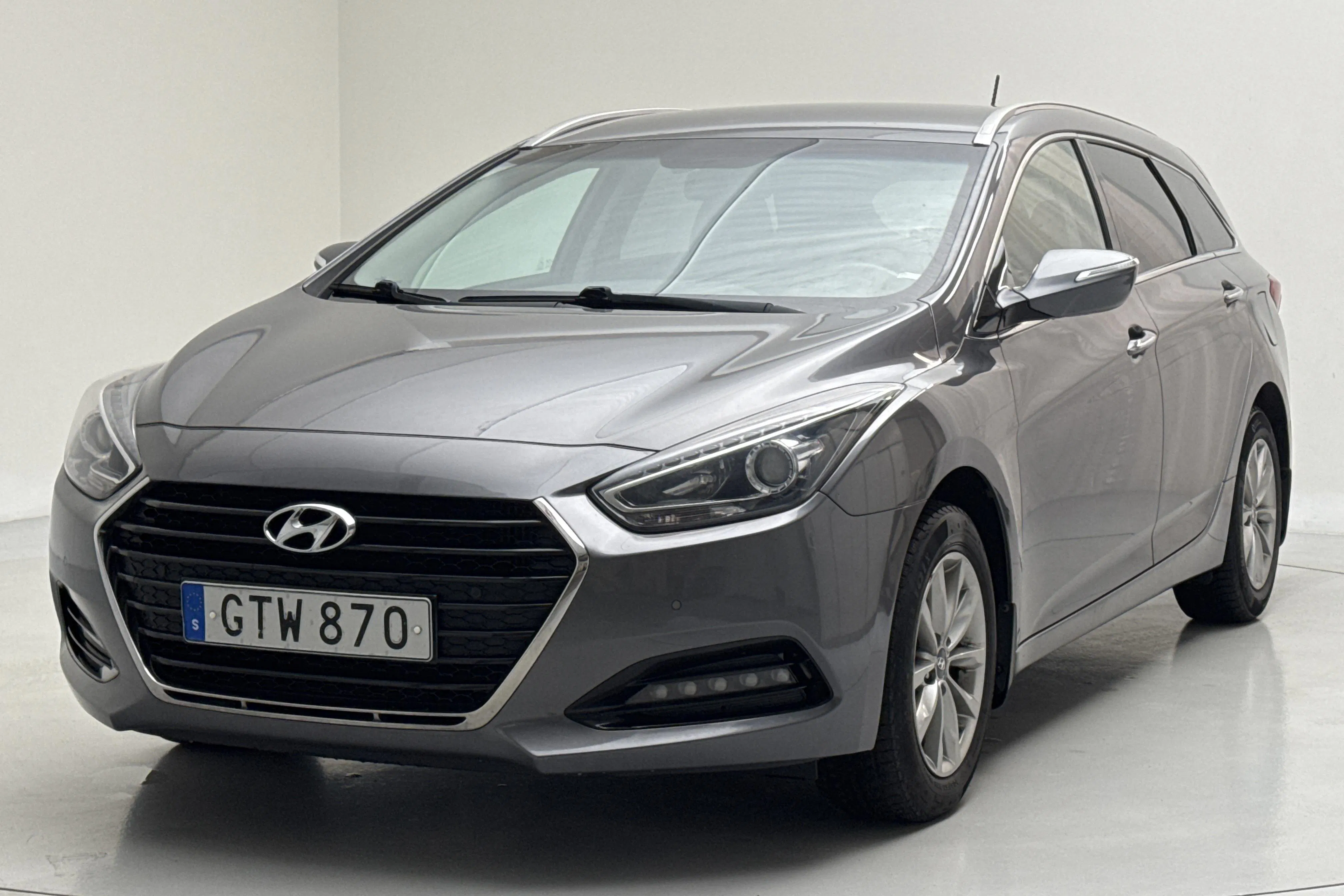 Presentationsfoto 1 av 12: Hyundai i40 1.7 D Kombi (115hk) - 15 262 mil - Manuell - silver - 2016