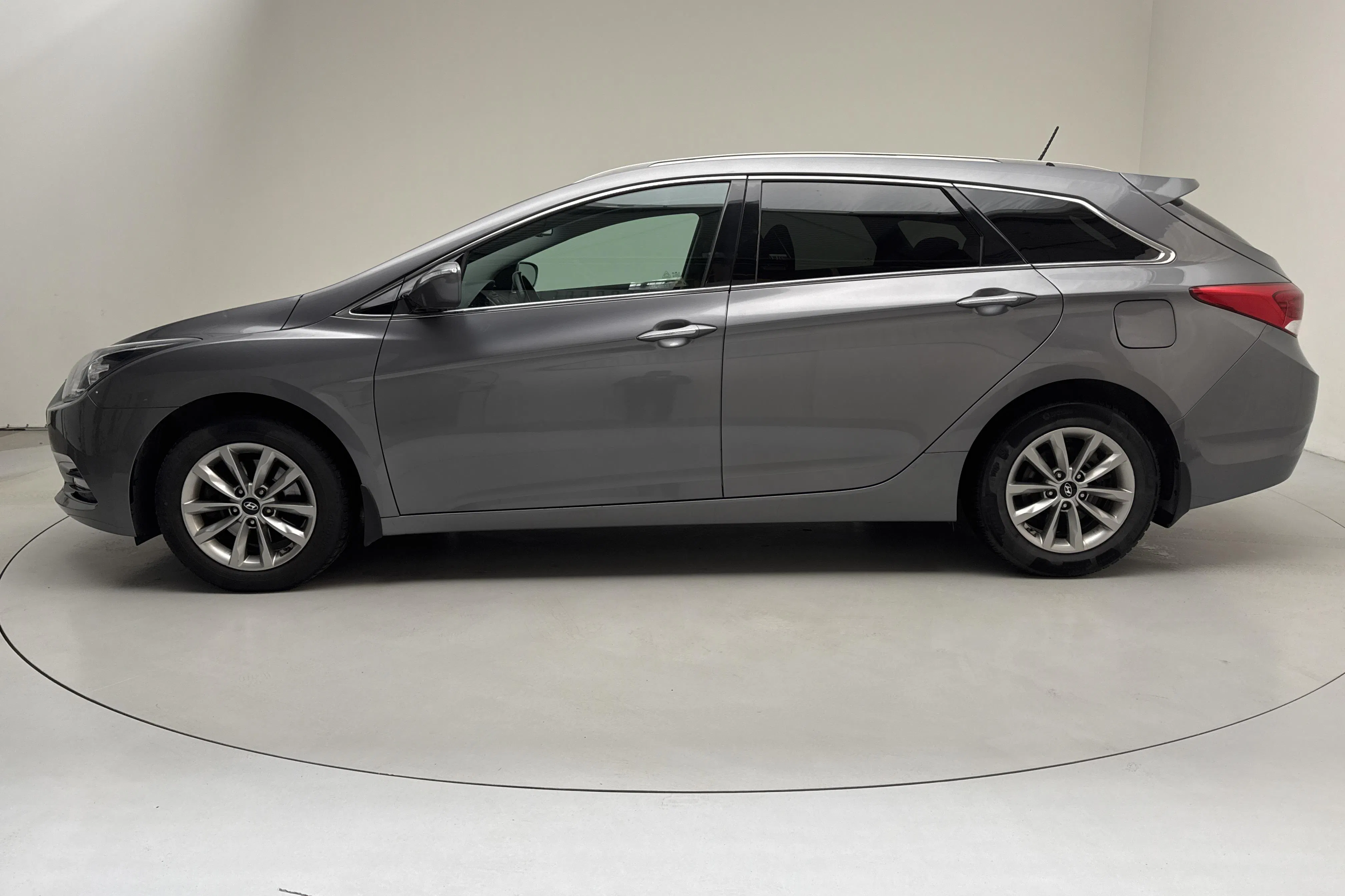 Presentationsfoto 2 av 12: Hyundai i40 1.7 D Kombi (115hk) - 15 262 mil - Manuell - silver - 2016