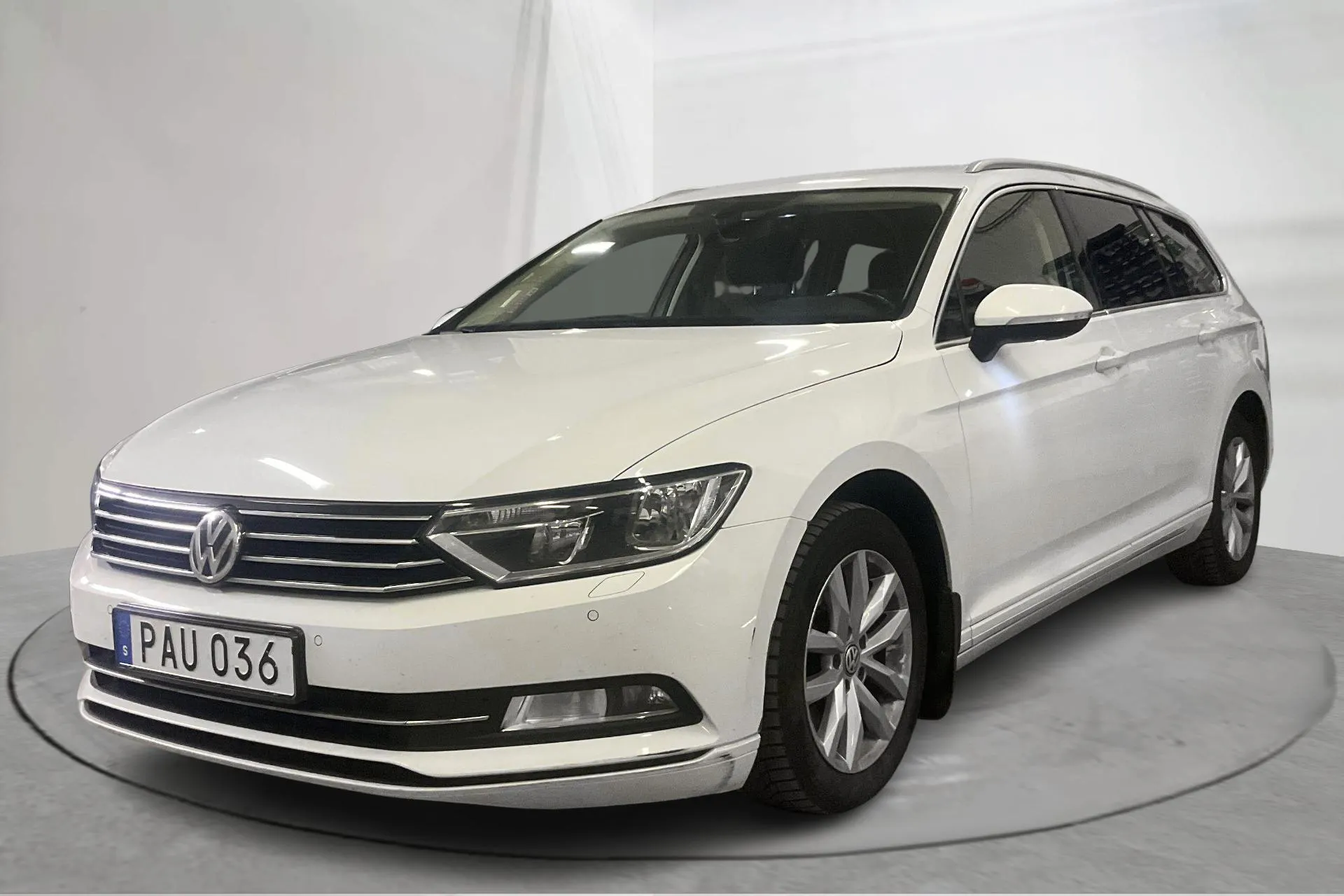 Presentationsfoto 1 av 15: VW Passat 1.4 TSI Sportscombi (150hk) - 13 450 mil - Automat - vit - 2018