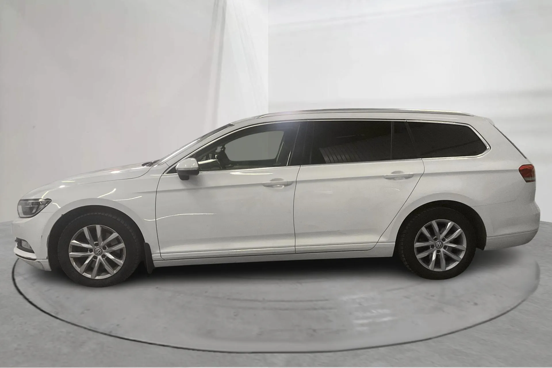 Presentationsfoto 2 av 15: VW Passat 1.4 TSI Sportscombi (150hk) - 13 450 mil - Automat - vit - 2018
