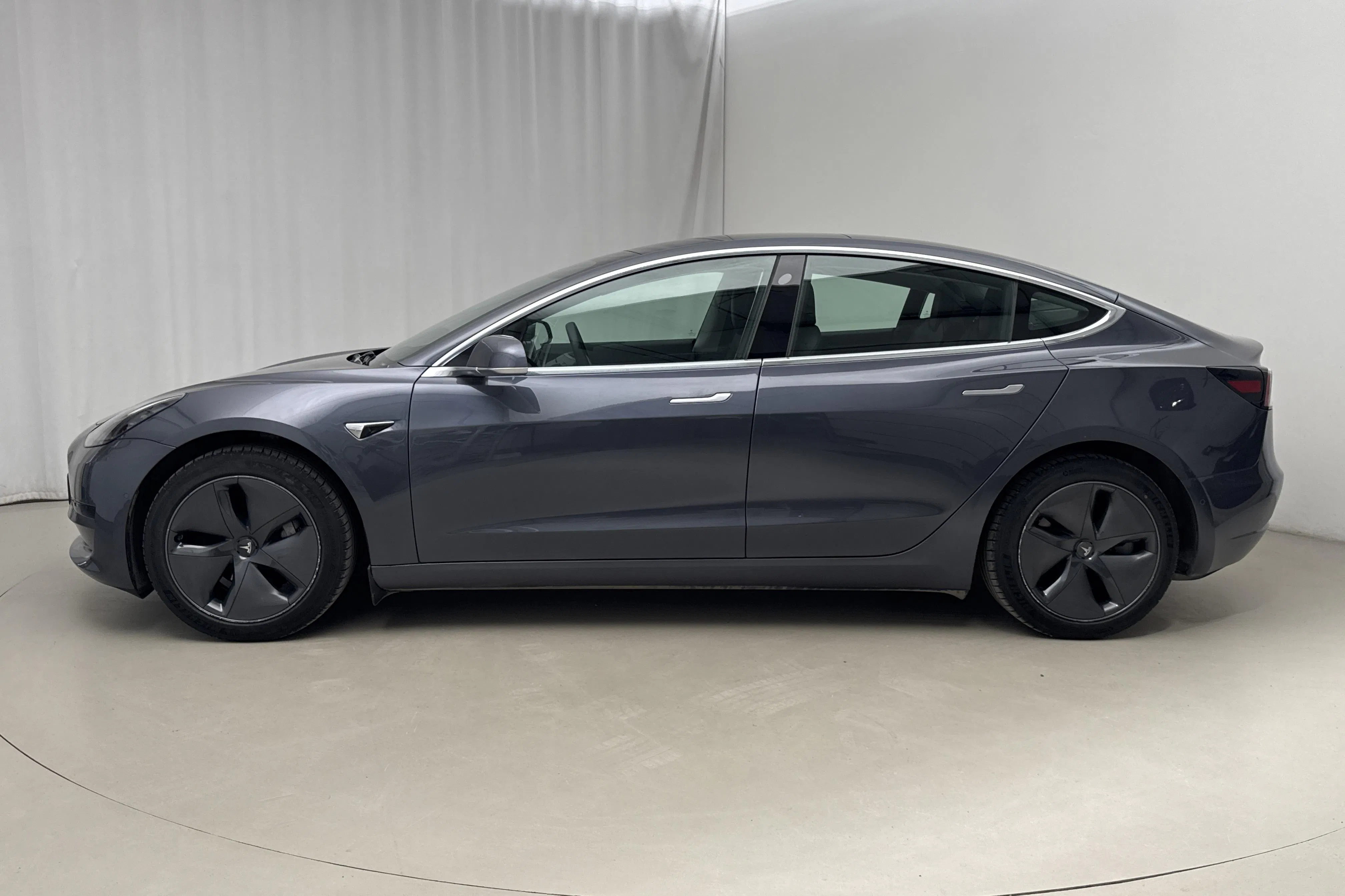 Presentationsfoto 2 av 19: Tesla Model 3 Standard Range RWD - 2 748 mil - Automat - grå - 2020