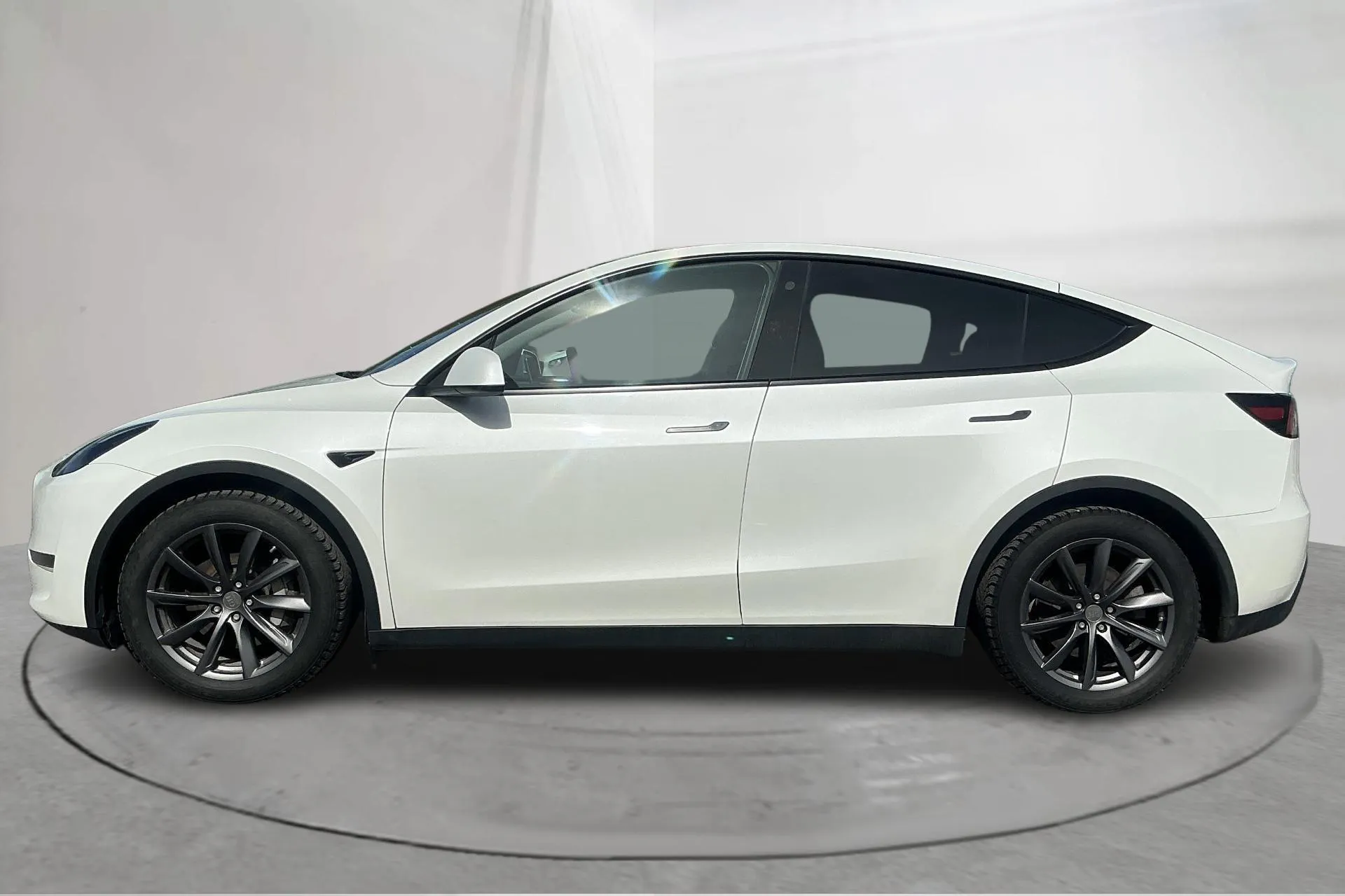 Presentation photo 2 of 20: Tesla Model Y Long Range Dual Motor AWD - 105 480 km - Automatic - white - 2024
