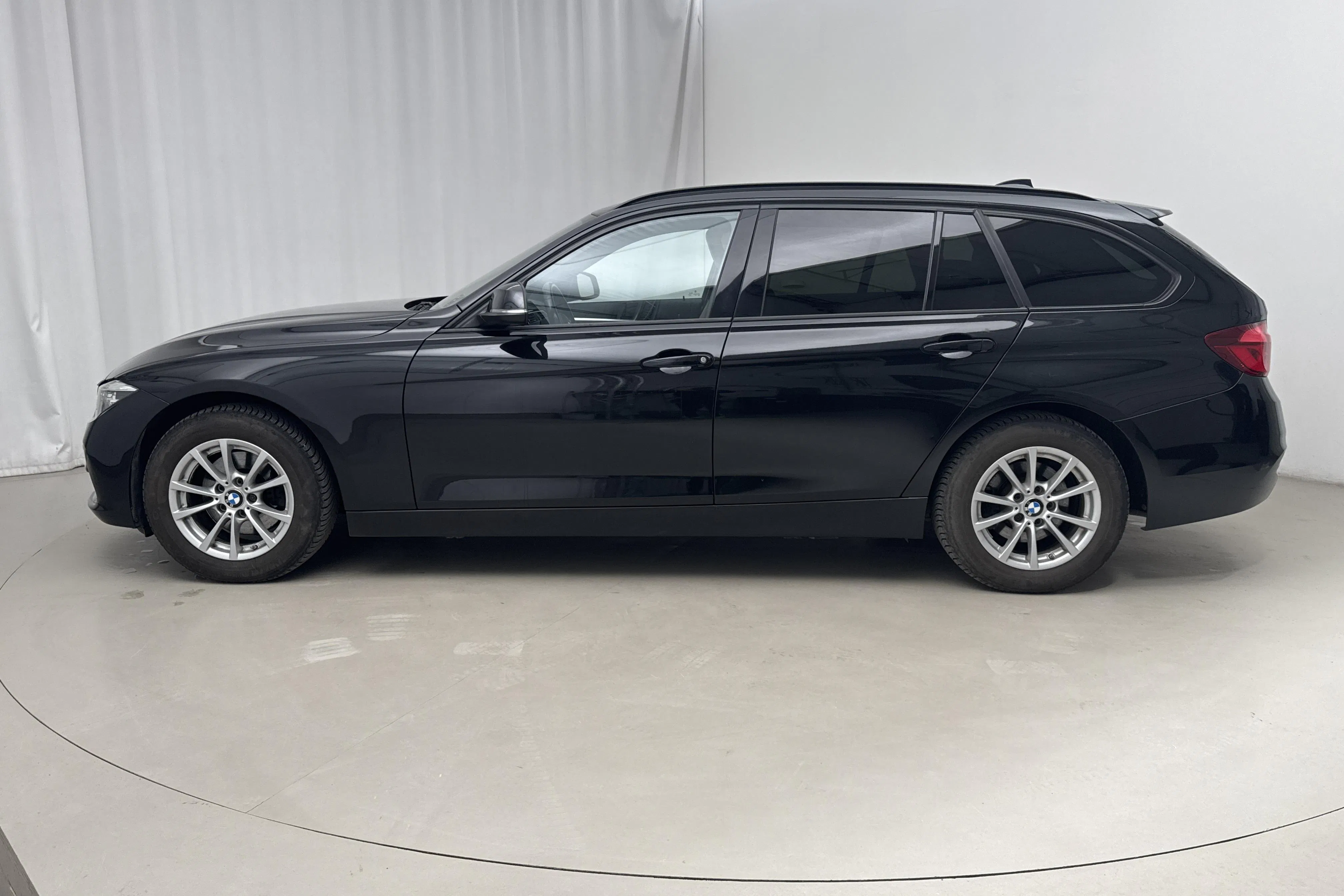Presentationsfoto 2 av 17: BMW 320d xDrive Touring, F31 (190hk) - 8 730 mil - Automat - svart - 2019