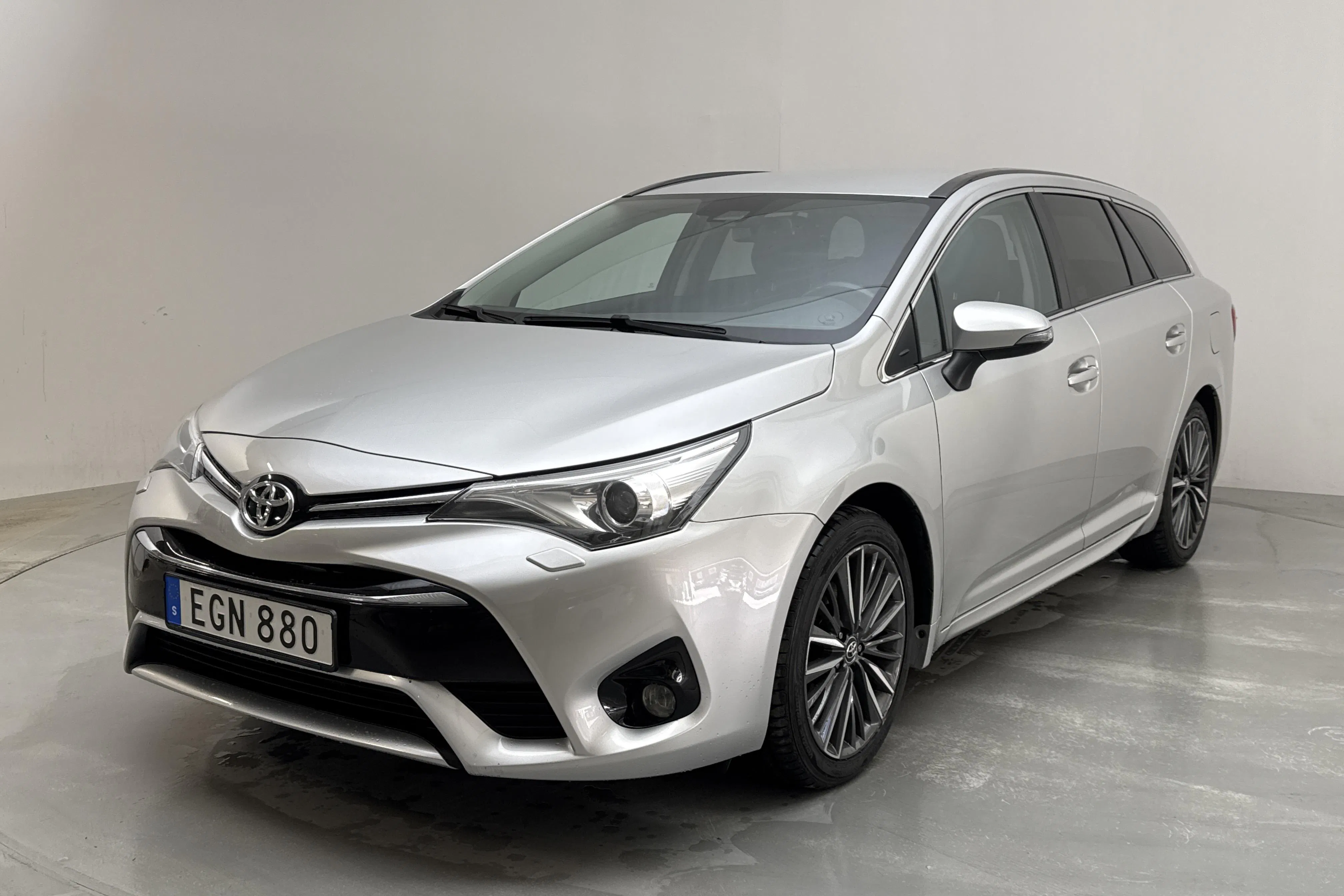 Presentationsfoto 1 av 13: Toyota Avensis 1.8 Touring Sports (147hk) - 13 716 mil - Manuell - silver - 2017