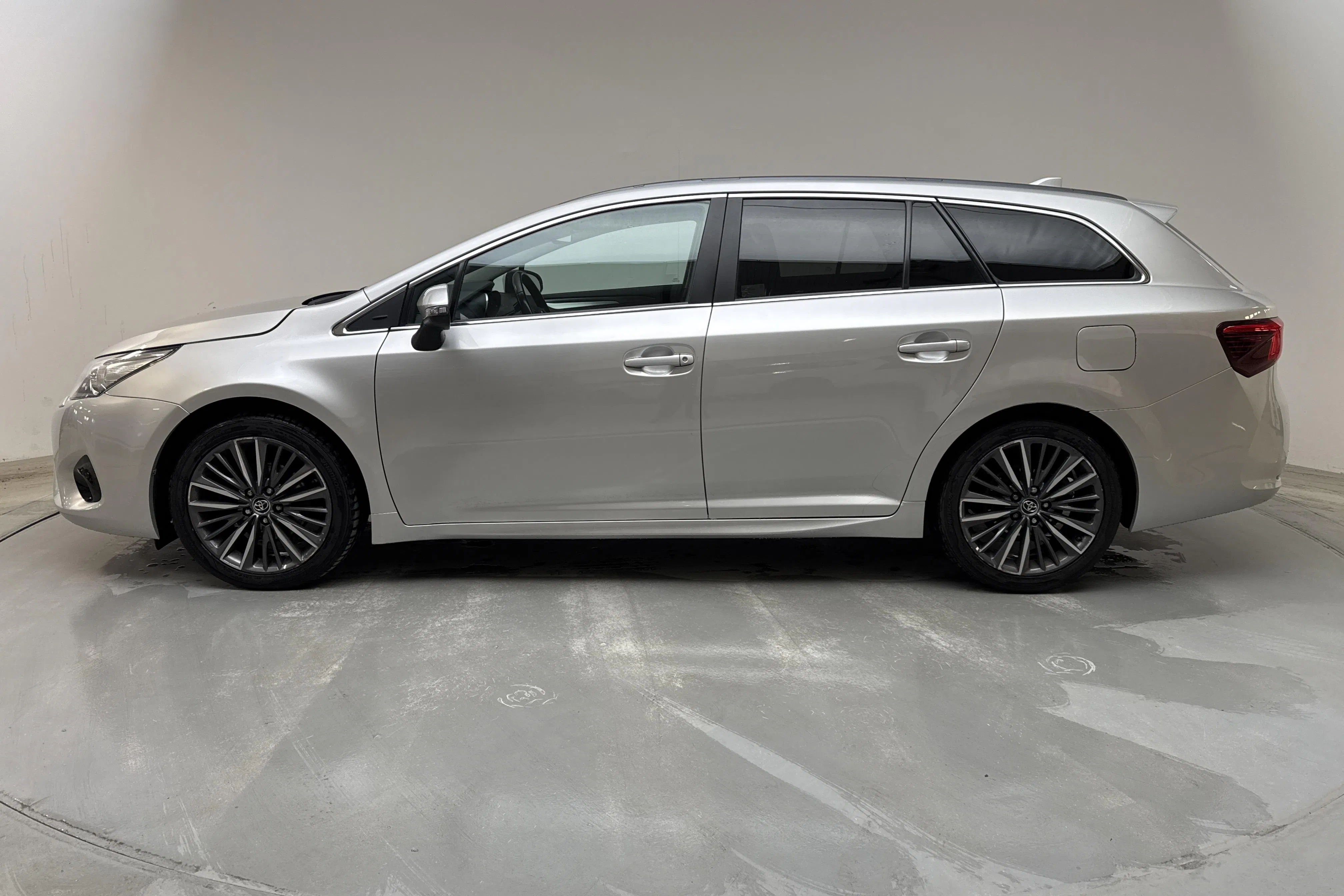 Presentationsfoto 2 av 13: Toyota Avensis 1.8 Touring Sports (147hk) - 13 716 mil - Manuell - silver - 2017