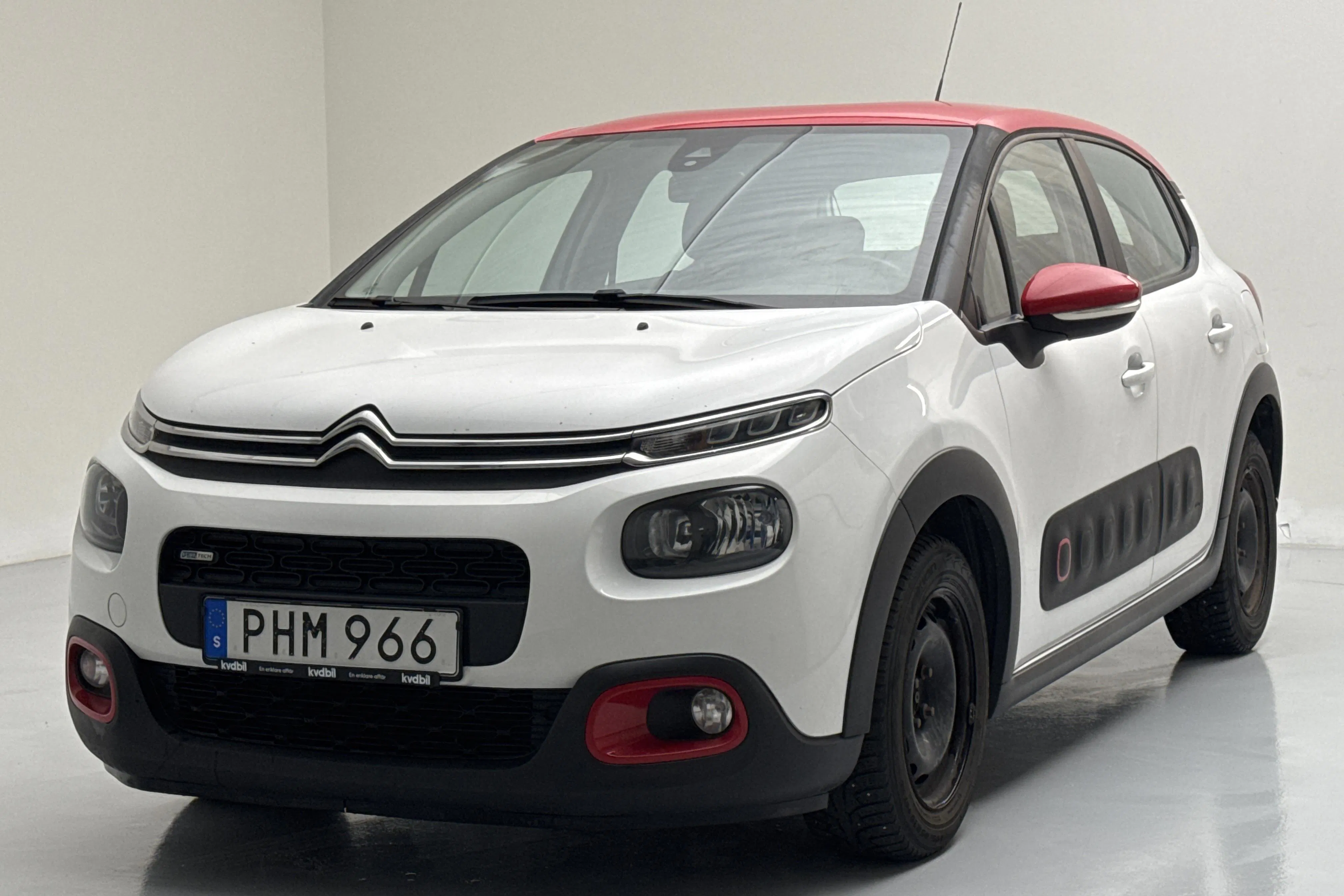 Presentationsfoto 1 av 13: Citroën C3 PureTech (110hk) - 15 291 mil - Automat - vit - 2017