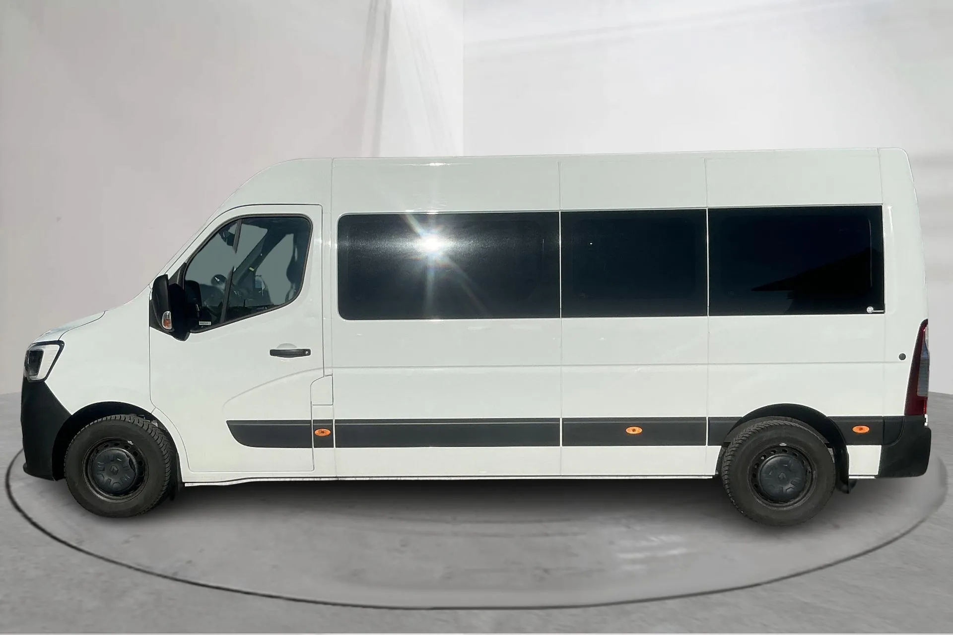 Presentation photo 2 of 16: Renault Master 2.3 dCi 2WD (145hk) - 125 760 km - Manual - white - 2023