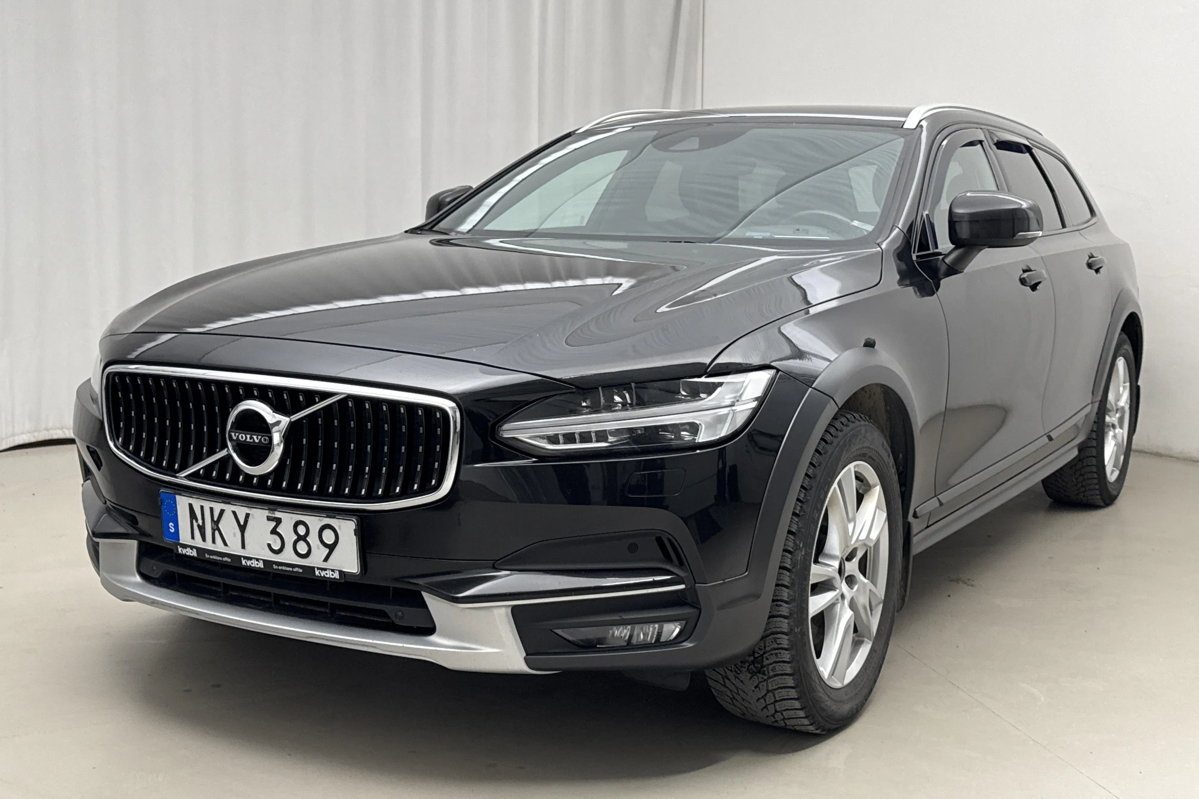 Presentationsfoto 1 av 19: Volvo V90 D4 Cross Country AWD (190hk) - 22 213 mil - Automat - svart - 2019
