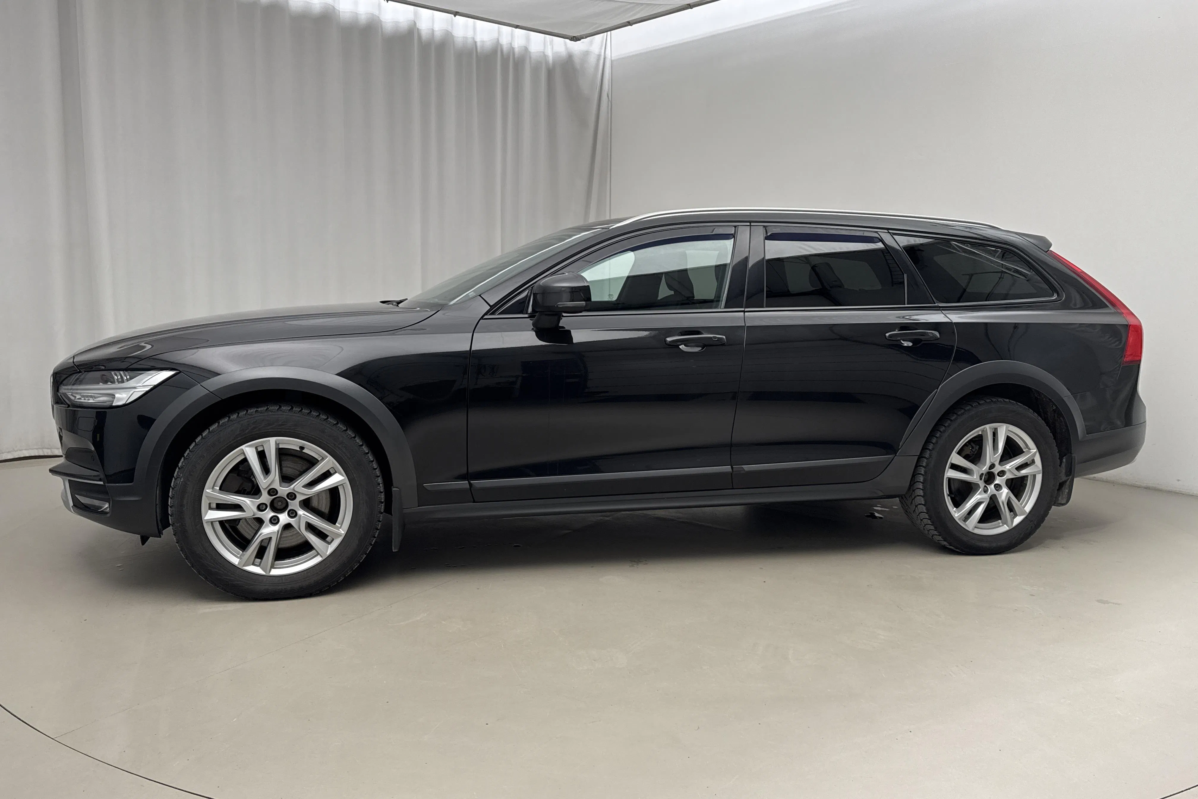 Presentationsfoto 2 av 19: Volvo V90 D4 Cross Country AWD (190hk) - 22 213 mil - Automat - svart - 2019