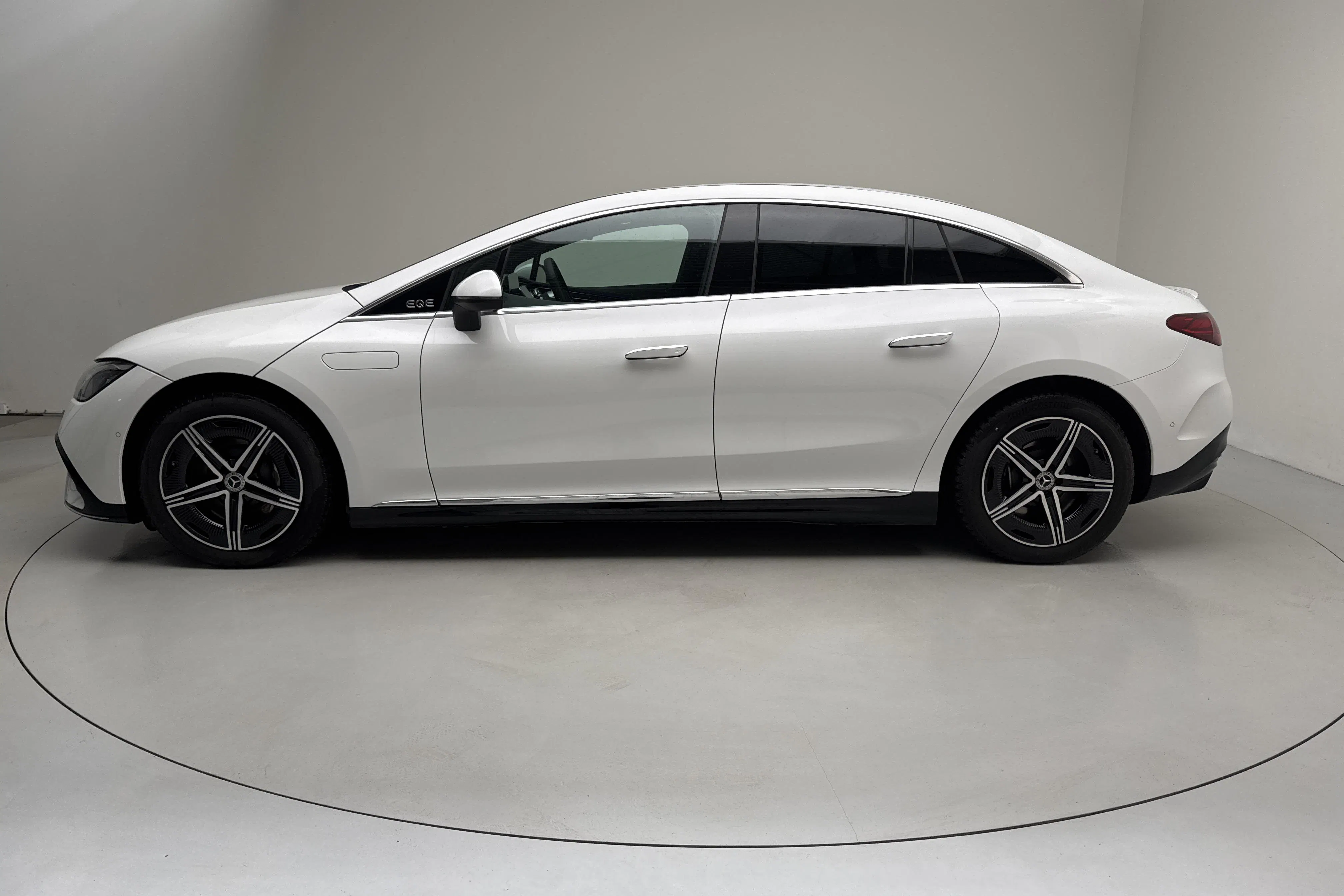 Presentation photo 2 of 21: Mercedes EQE 350 V295 (292hk) - 29 640 km - Automatic - white - 2024