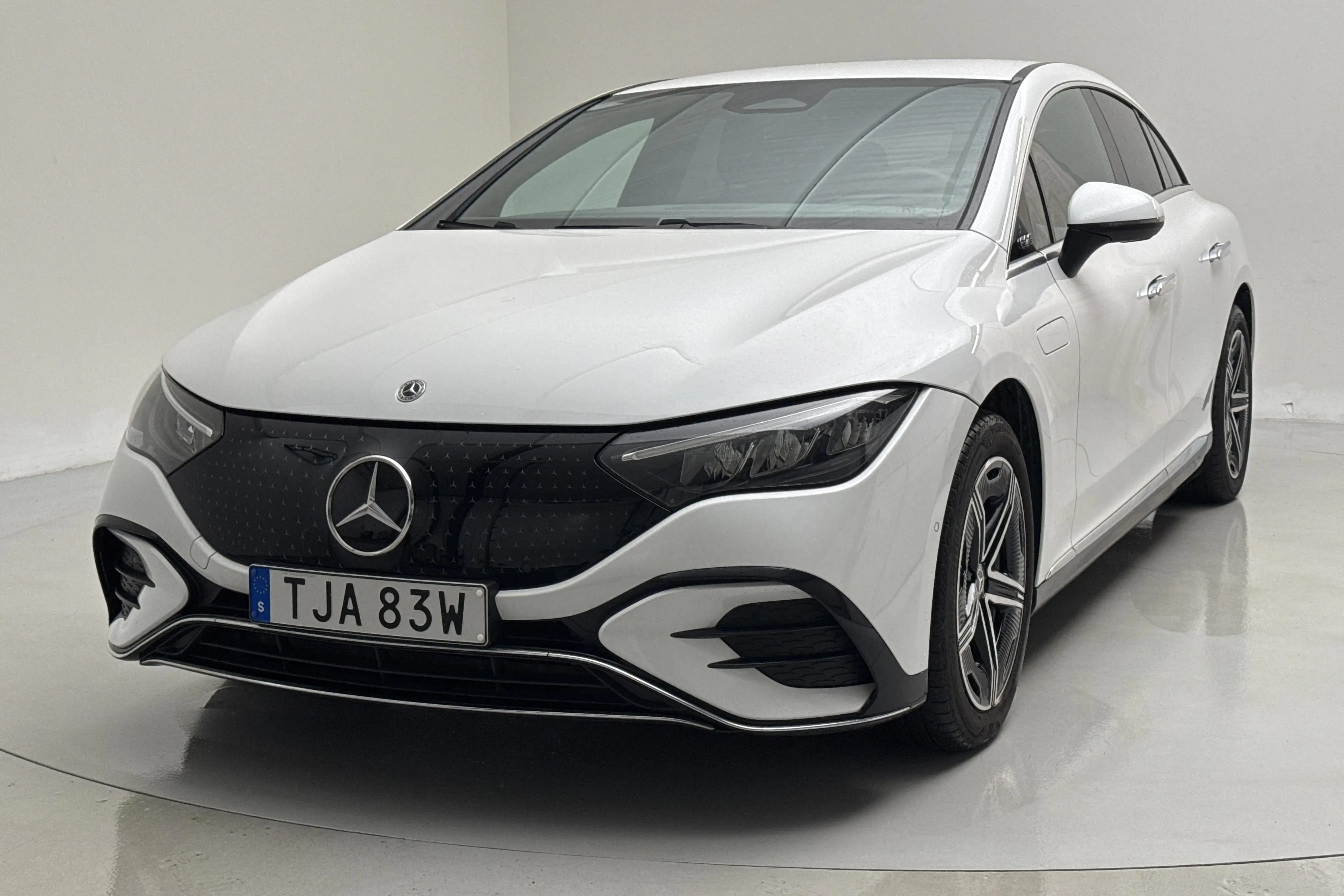 Presentation photo 1 of 21: Mercedes EQE 350 V295 (292hk) - 29 640 km - Automatic - white - 2024