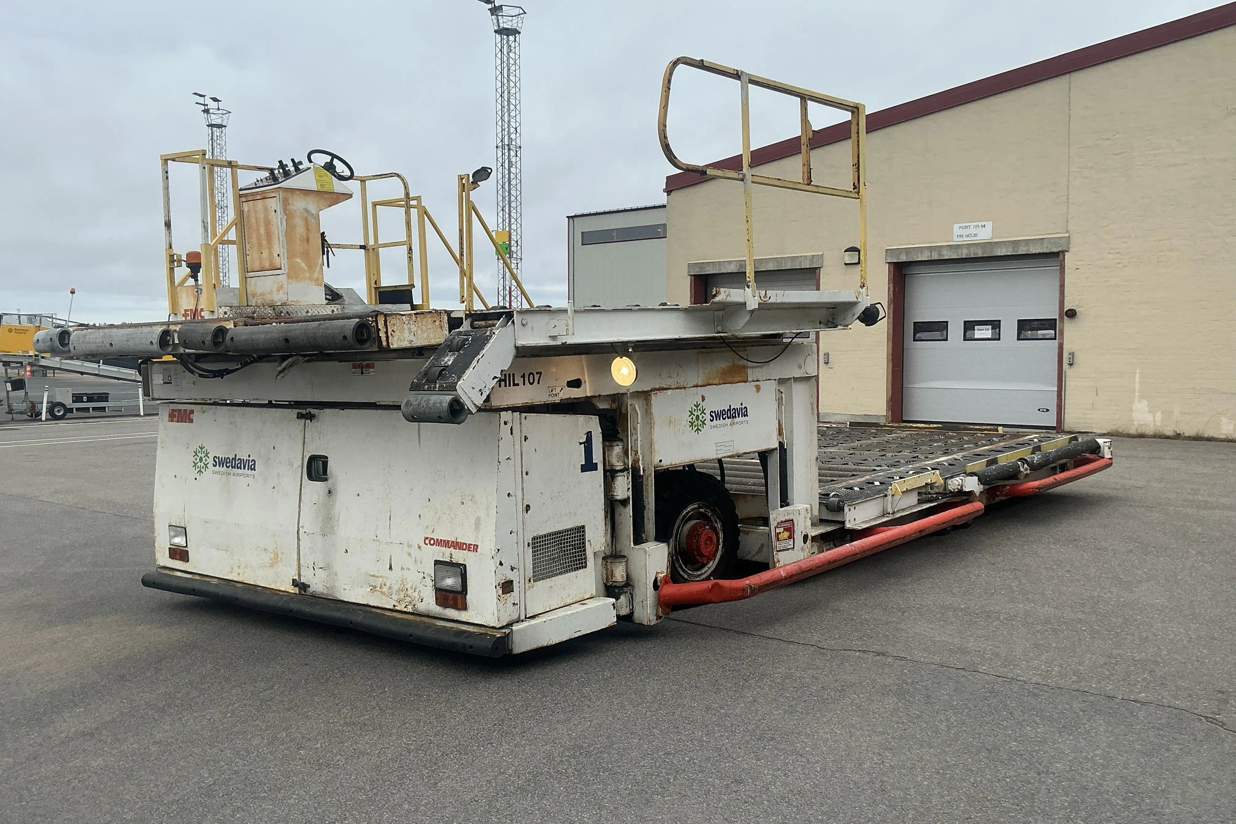 Presentation photo 1 of 24: FMC High-Loader Commander -  - Automatic - white - 1987