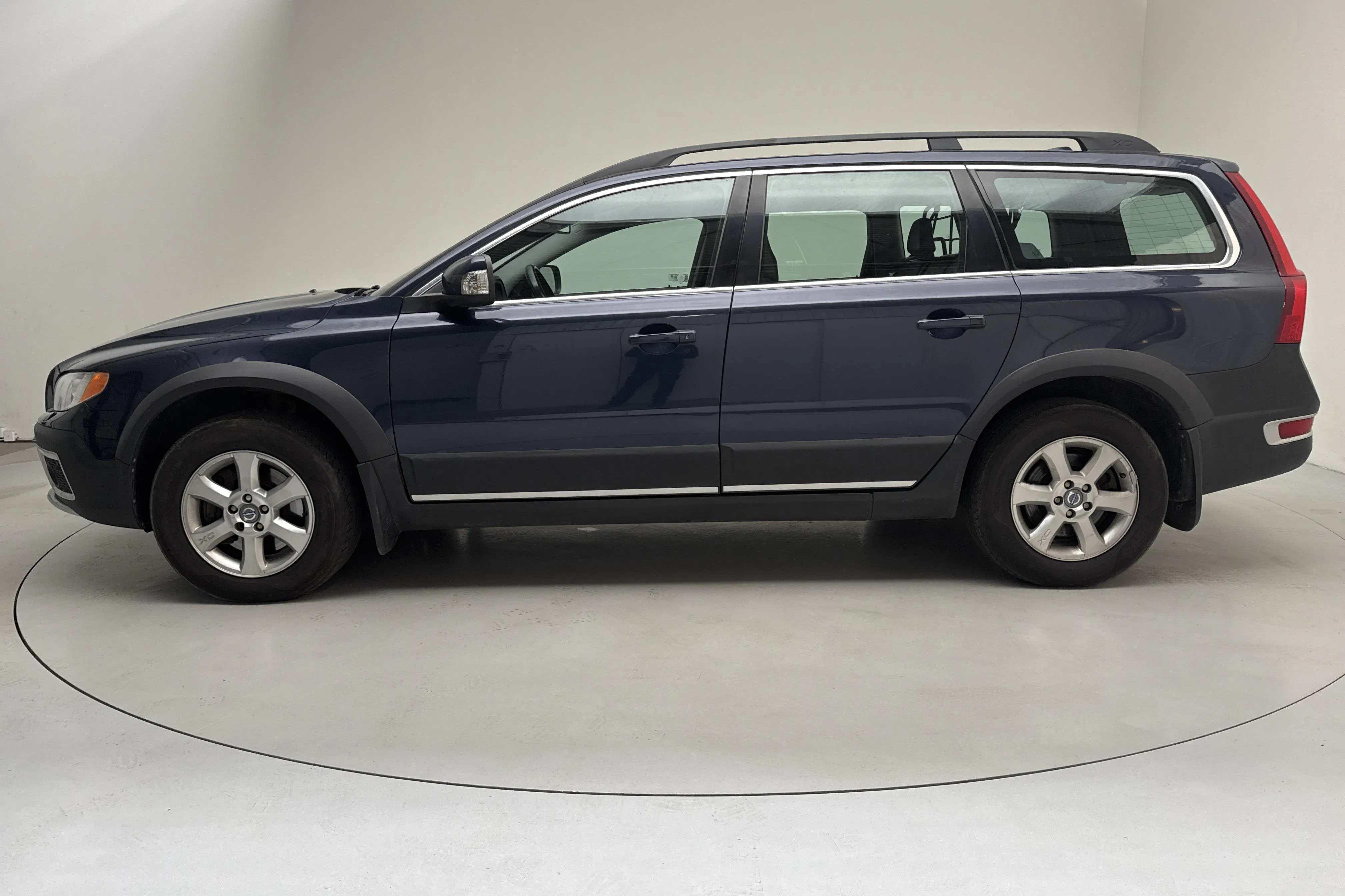 Presentationsfoto 2 av 11: Volvo XC70 II D3 AWD (163hk) - 26 024 mil - Automat - blå - 2011