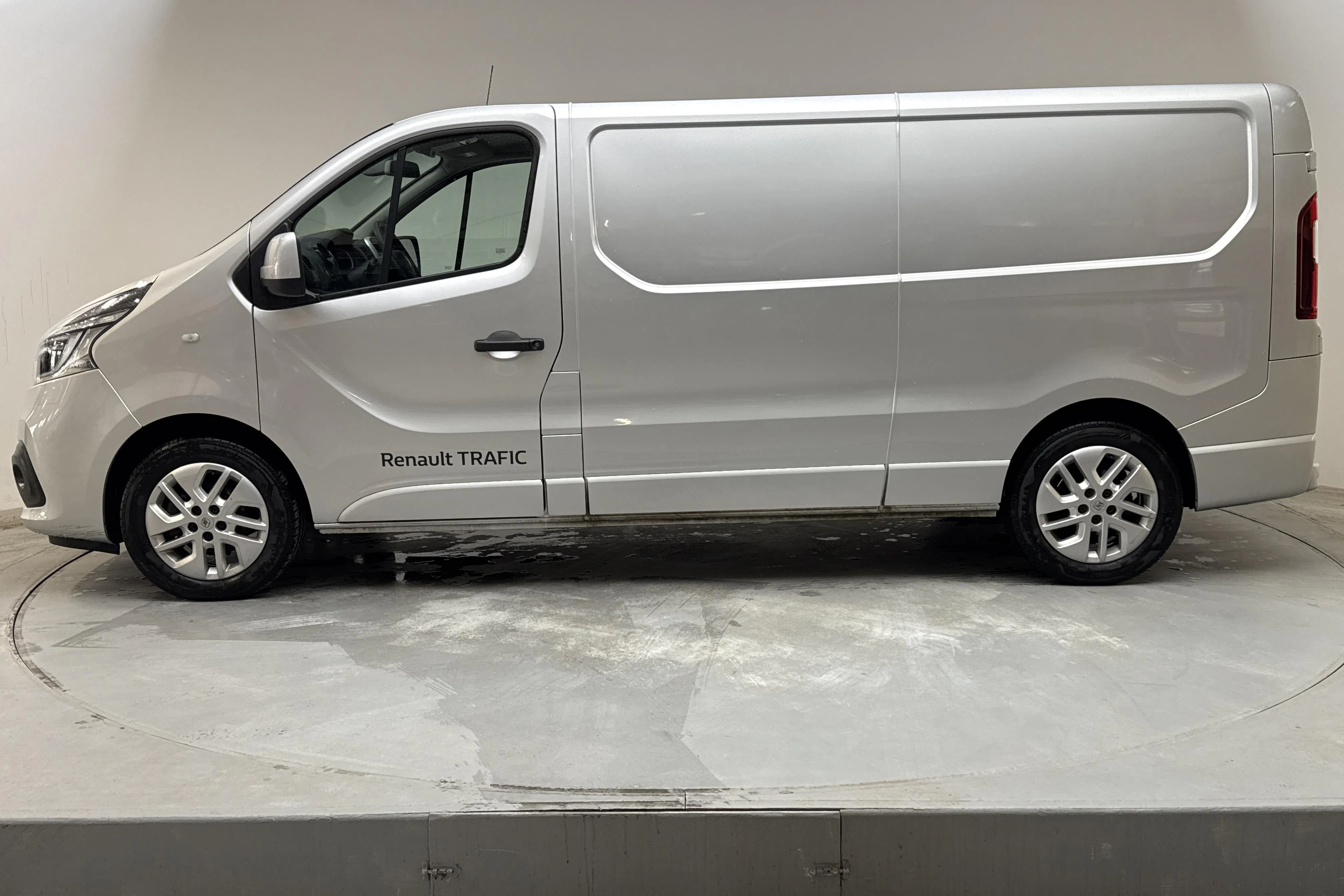 Presentationsfoto 2 av 12: Renault Trafic 2.0 dCi Skåp (170hk) - 8 861 mil - Automat - silver - 2021