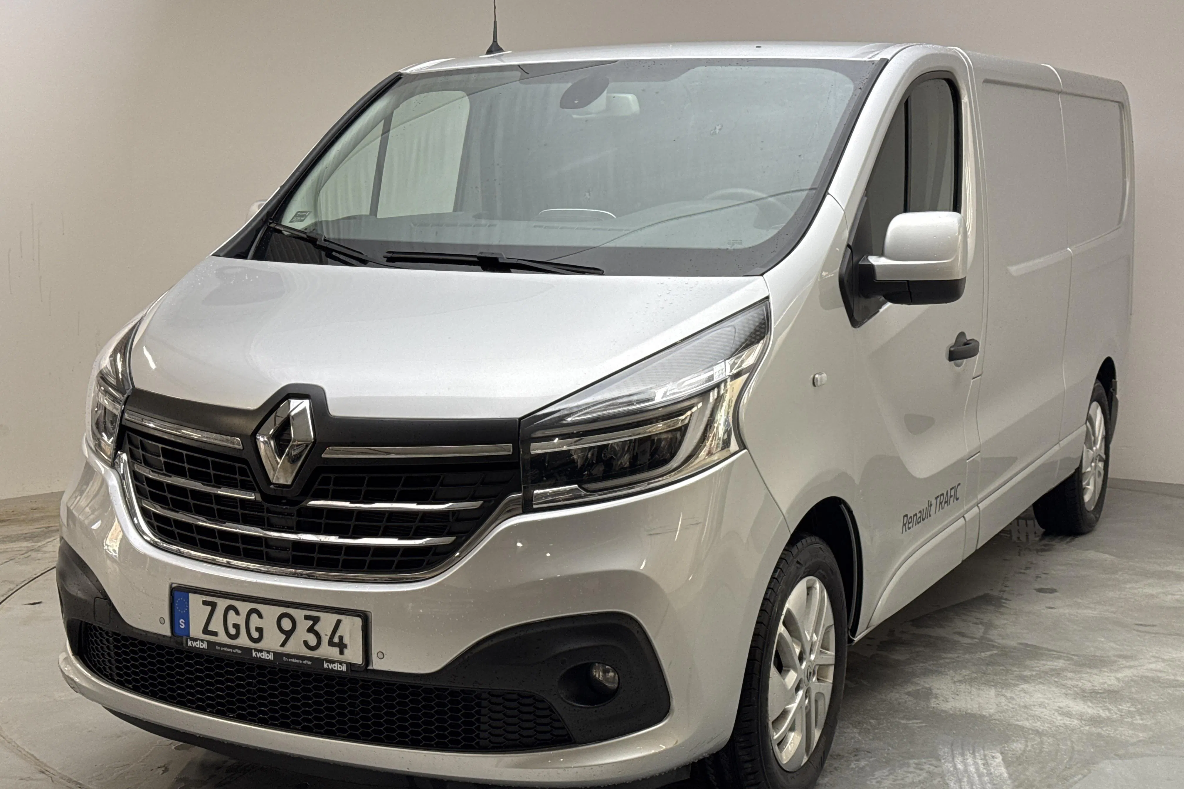 Presentationsfoto 1 av 12: Renault Trafic 2.0 dCi Skåp (170hk) - 8 861 mil - Automat - silver - 2021