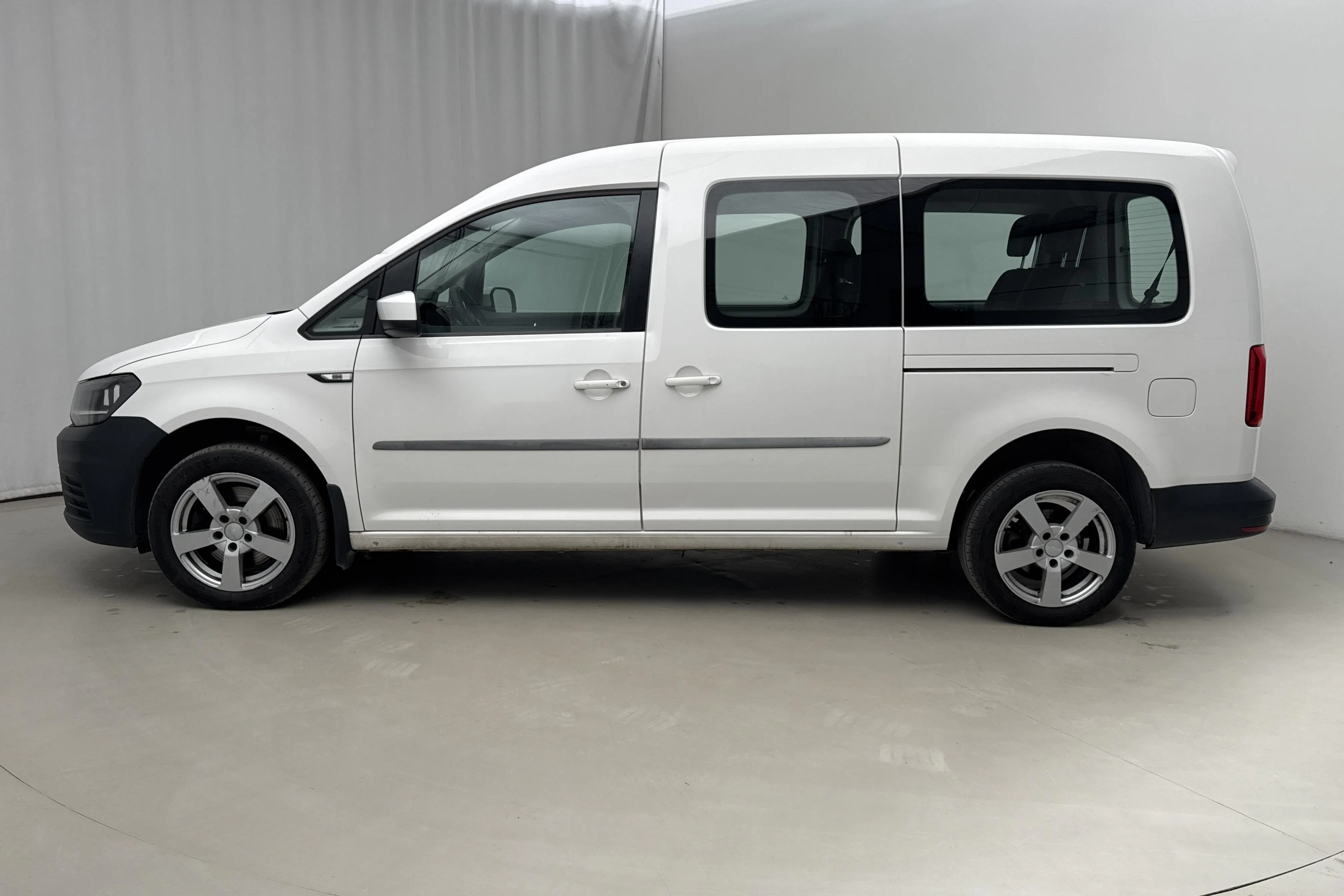 Presentationsfoto 2 av 15: VW Caddy Maxi Life 2.0 TDI (102hk) - 26 281 mil - Manuell - vit - 2018