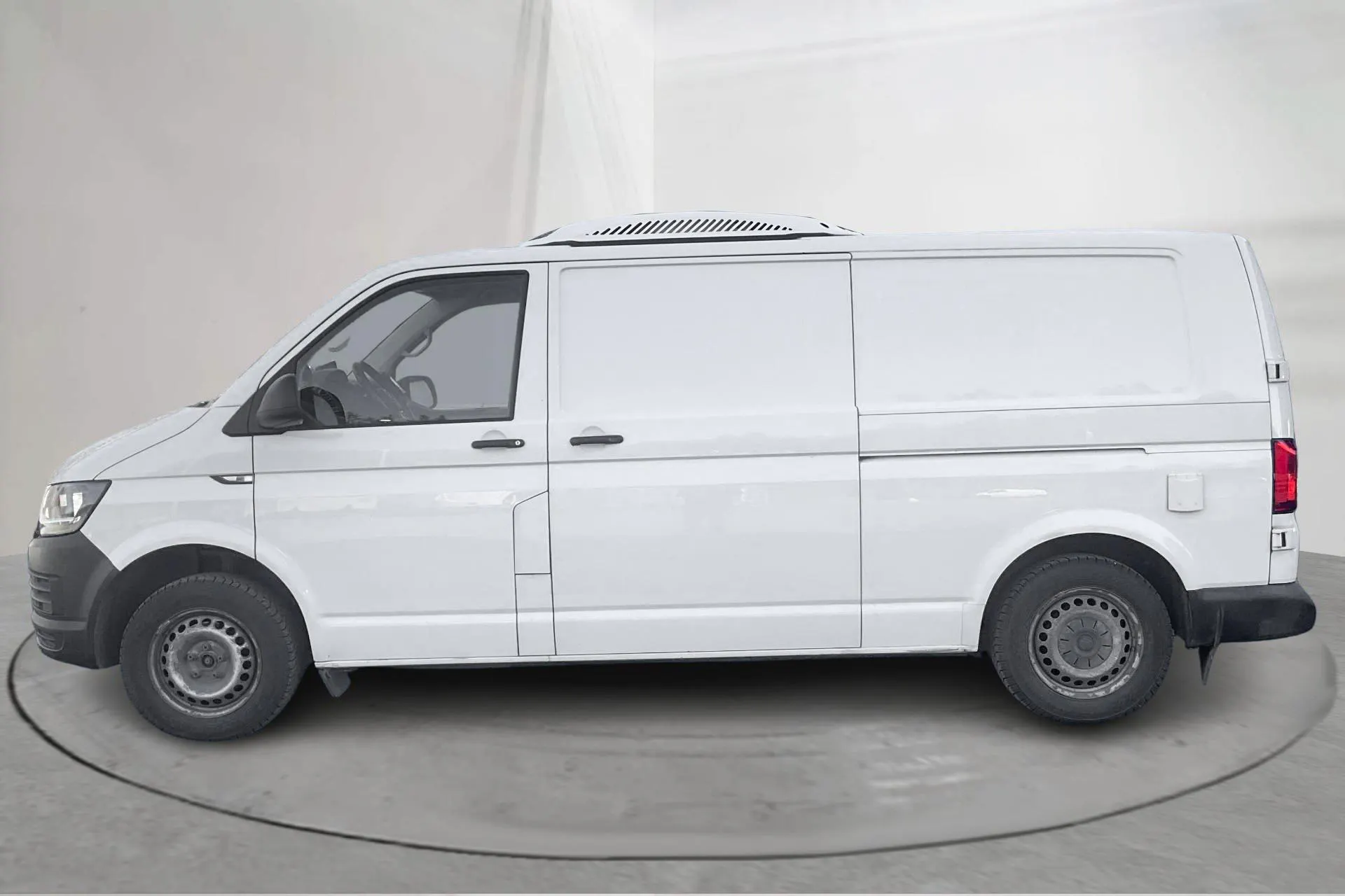 Presentation photo 2 of 16: VW Transporter T6 2.0 TDI BMT Skåp (150hk) - 178 210 km - Automatic - white - 2017