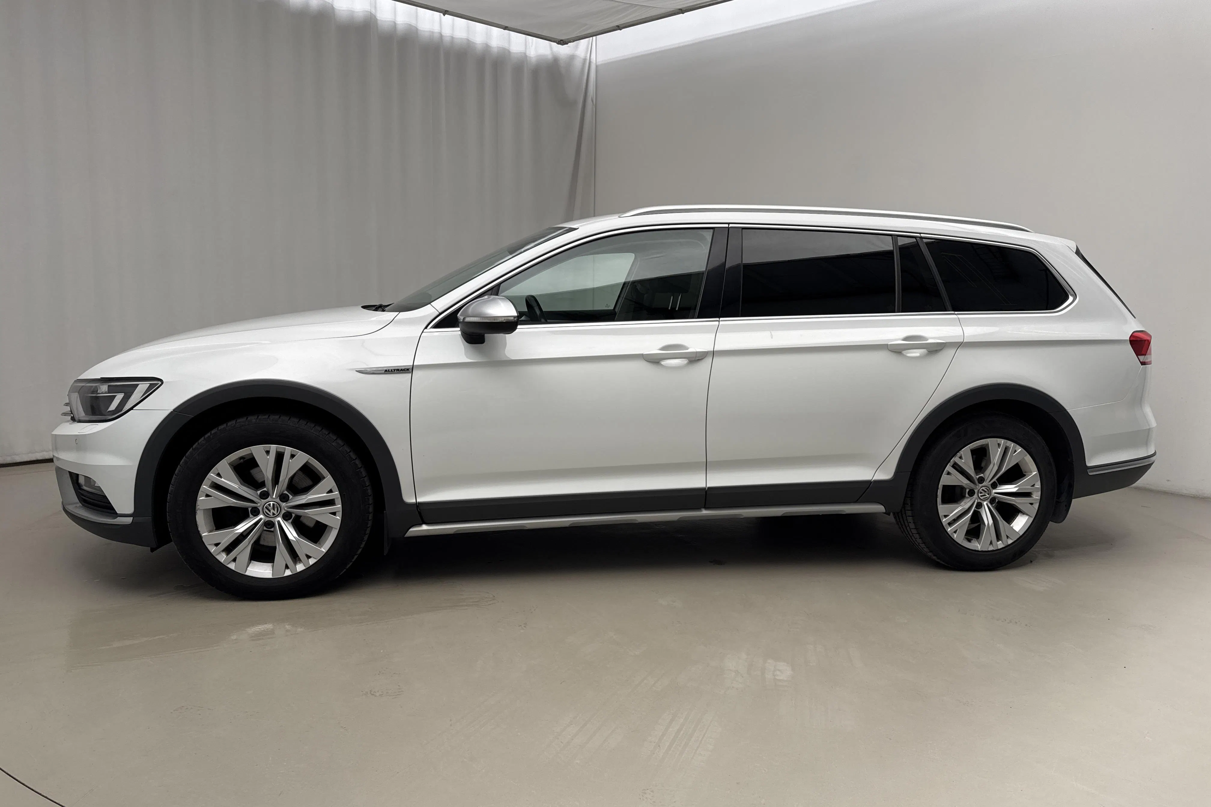 Presentationsfoto 2 av 18: VW Passat Alltrack 2.0 TDI 4MOTION (190hk) - 19 690 mil - Automat - vit - 2017