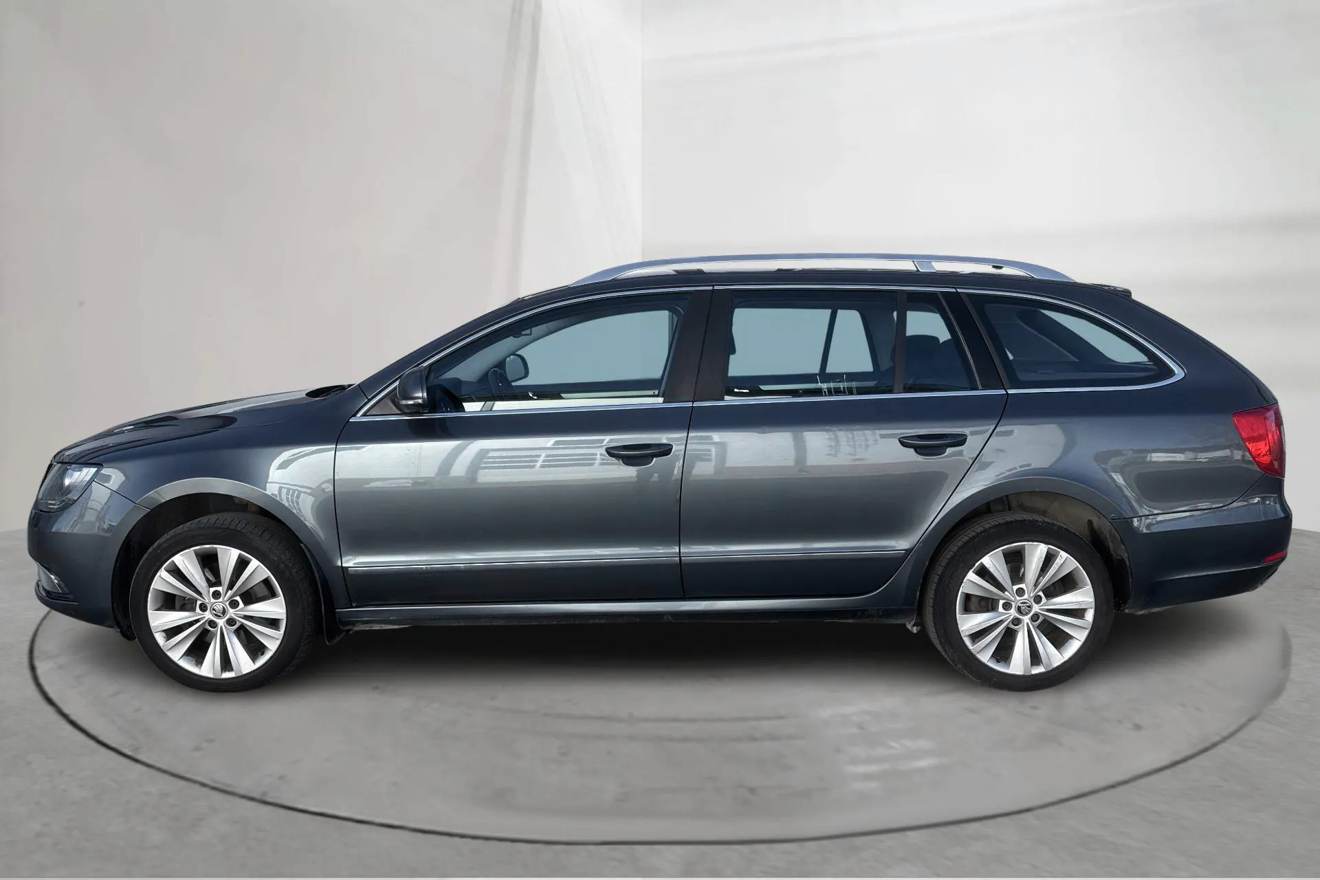 Presentationsfoto 2 av 14: Skoda Superb 2.0 TDI 4X4 Kombi (140hk) - 26 111 mil - Manuell - grå - 2015