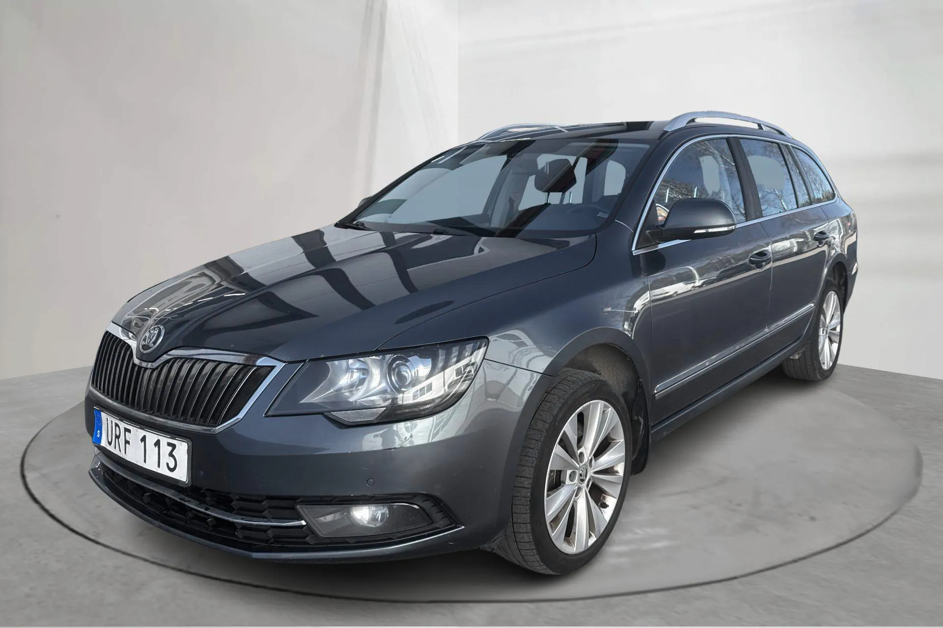 Presentationsfoto 1 av 14: Skoda Superb 2.0 TDI 4X4 Kombi (140hk) - 26 111 mil - Manuell - grå - 2015