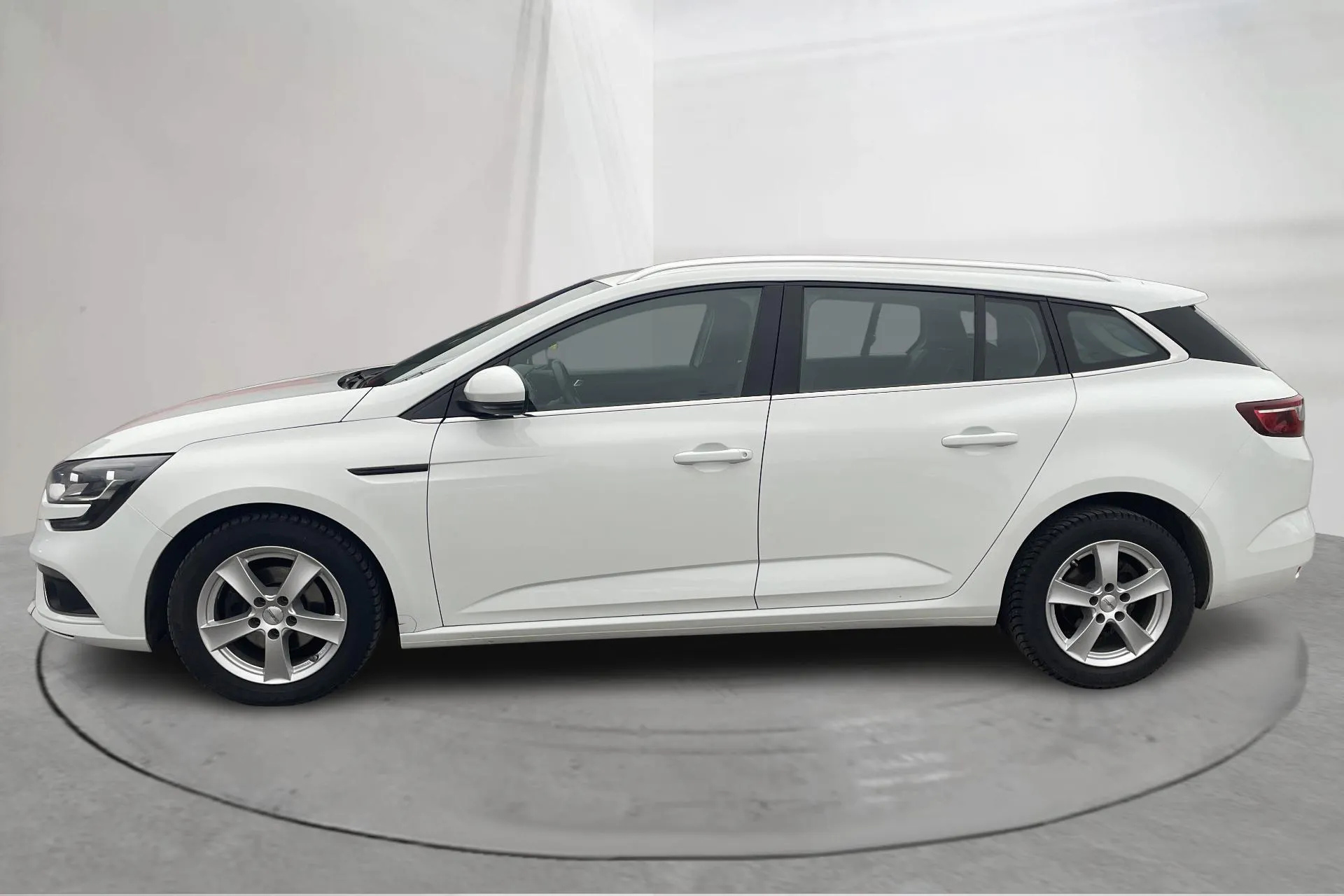 Presentationsfoto 2 av 15: Renault Mégane 1.5 dCi Sport Tourer (115hk) - 11 085 mil - Manuell - vit - 2019