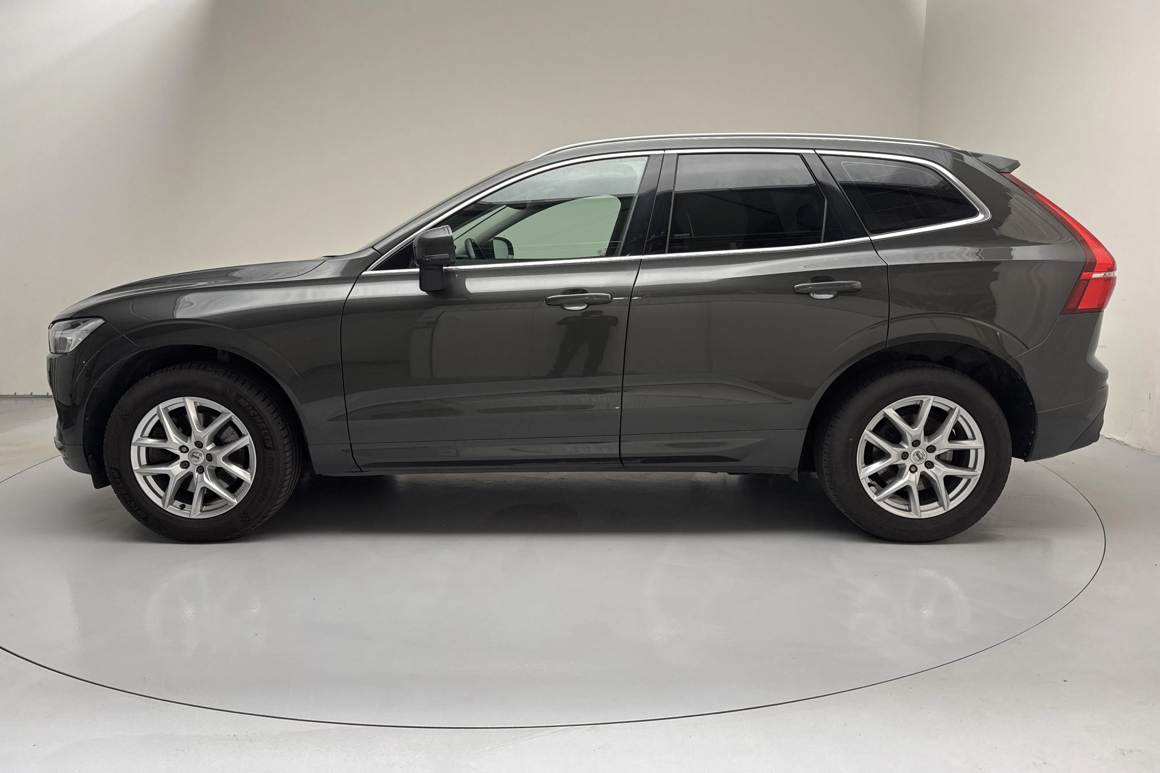 Presentationsfoto 2 av 16: Volvo XC60 B4 2WD Mildhybrid, Diesel (197hk) - 14 586 mil - Automat - Dark Grey - 2021