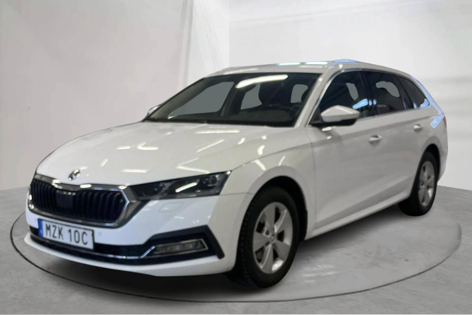 Presentation photo 1 of 17: Skoda Octavia 2.0 TDI Combi (150hk) - 87 700 km - Automatic - white - 2022