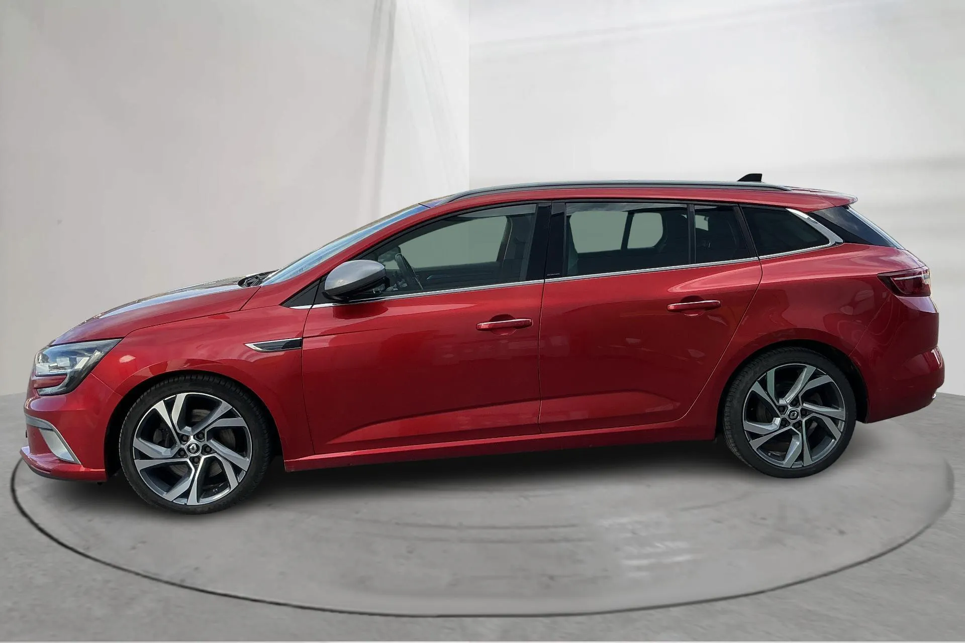 Presentationsfoto 2 av 14: Renault Mégane 1.6 dCi GT Sport Tourer (165hk) - 12 470 mil - Automat - röd - 2018