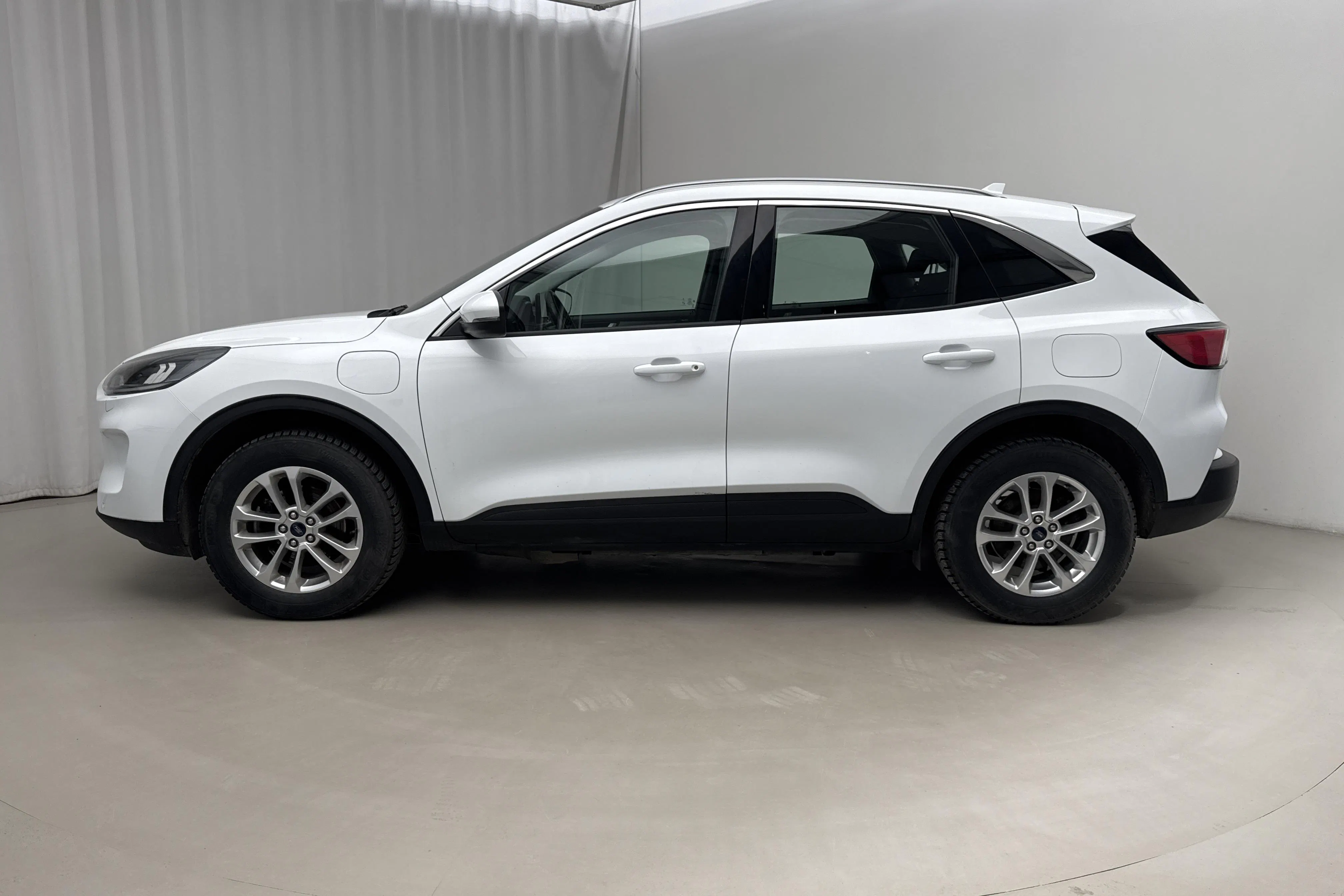 Presentation photo 2 of 21: Ford Kuga 2.5 PHEV (225hk) - 64 320 km - Automatic - white - 2023