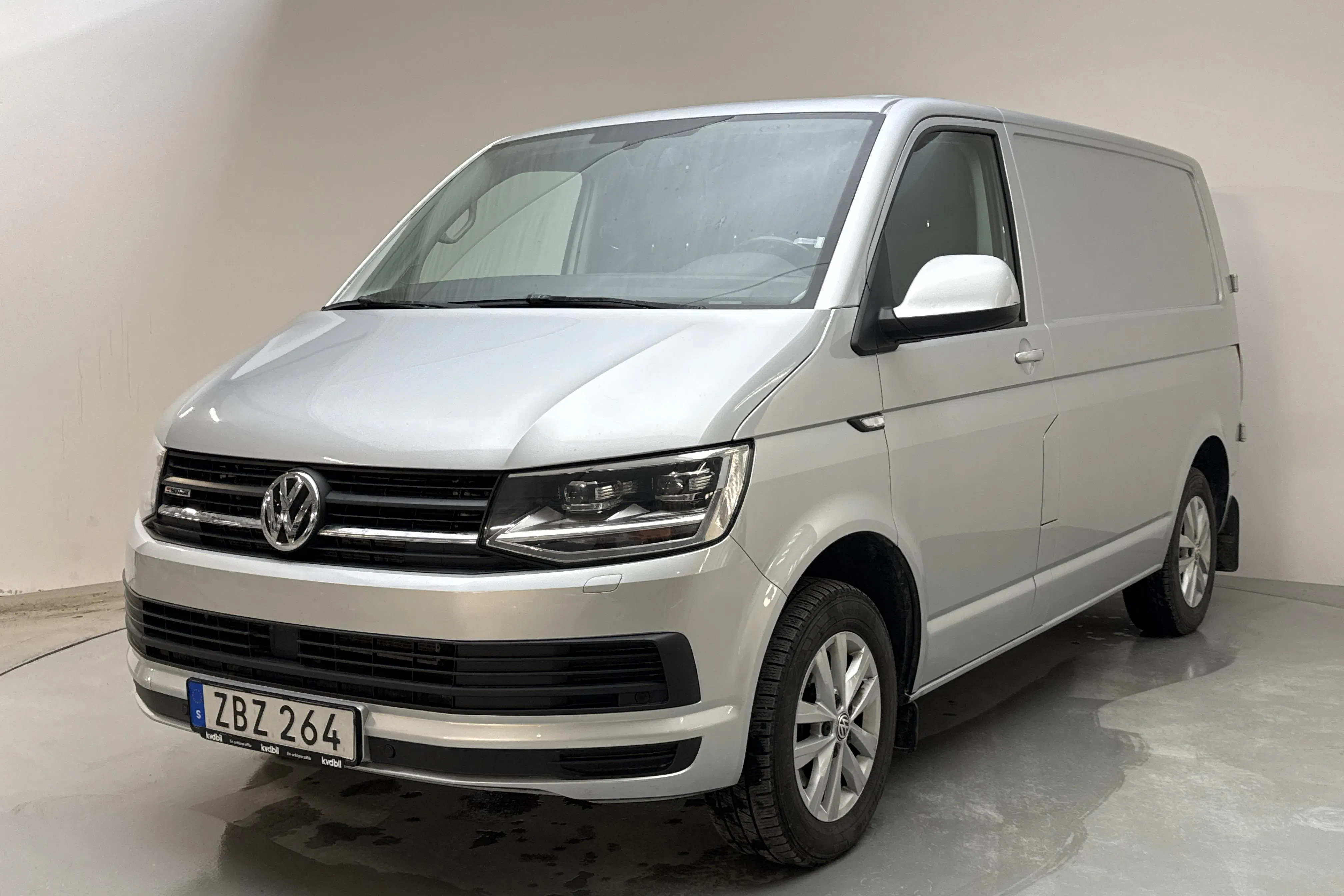 Presentationsfoto 1 av 15: VW Transporter T6 2.0 TDI BMT Skåp 4MOTION (150hk) - 13 249 mil - Automat - silver - 2018